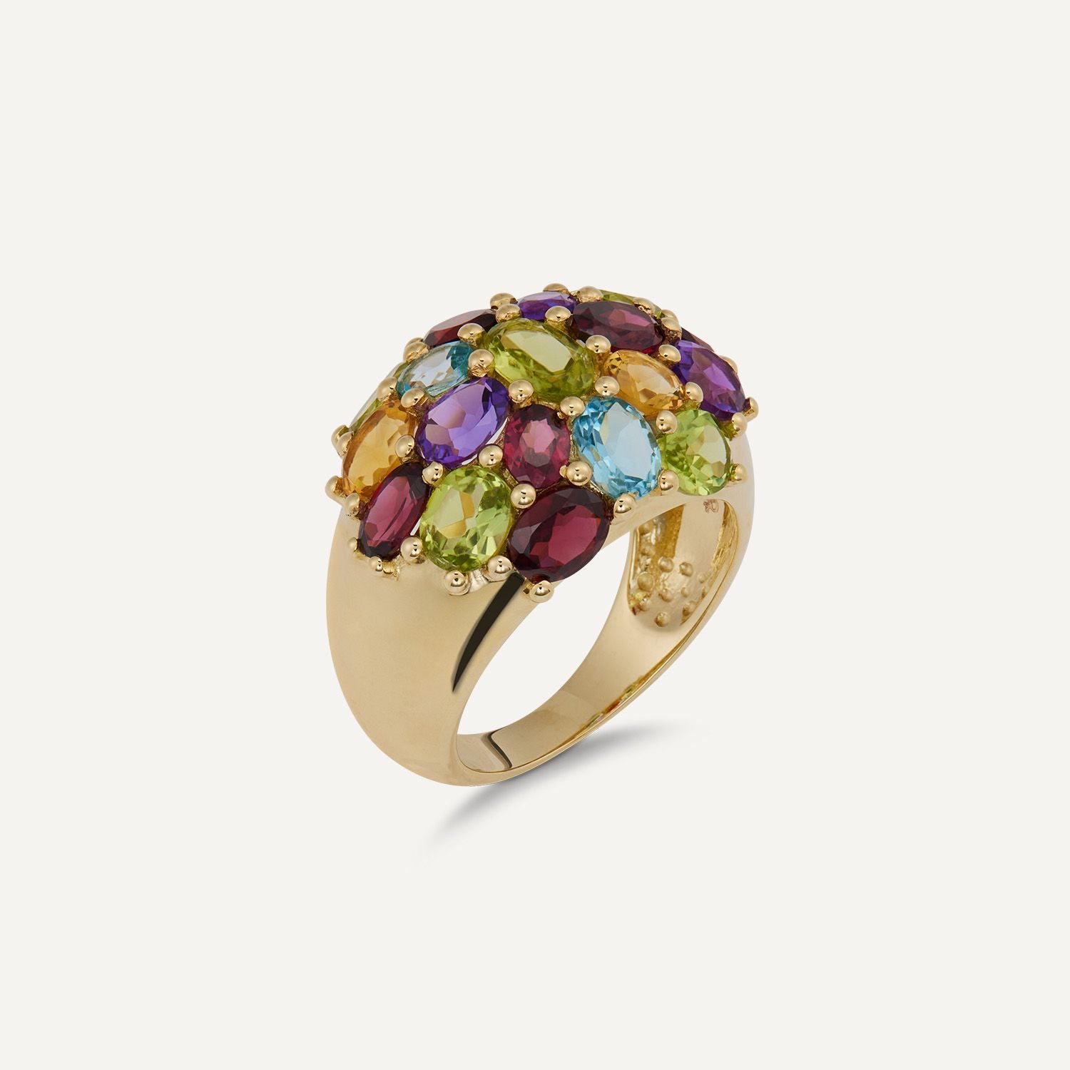 Ring in Gelbgold besetzt mit vielen bunten Steinen (gehäuft); jeder Stein ist mit kleinen goldenen Kugeln abgesetzt;