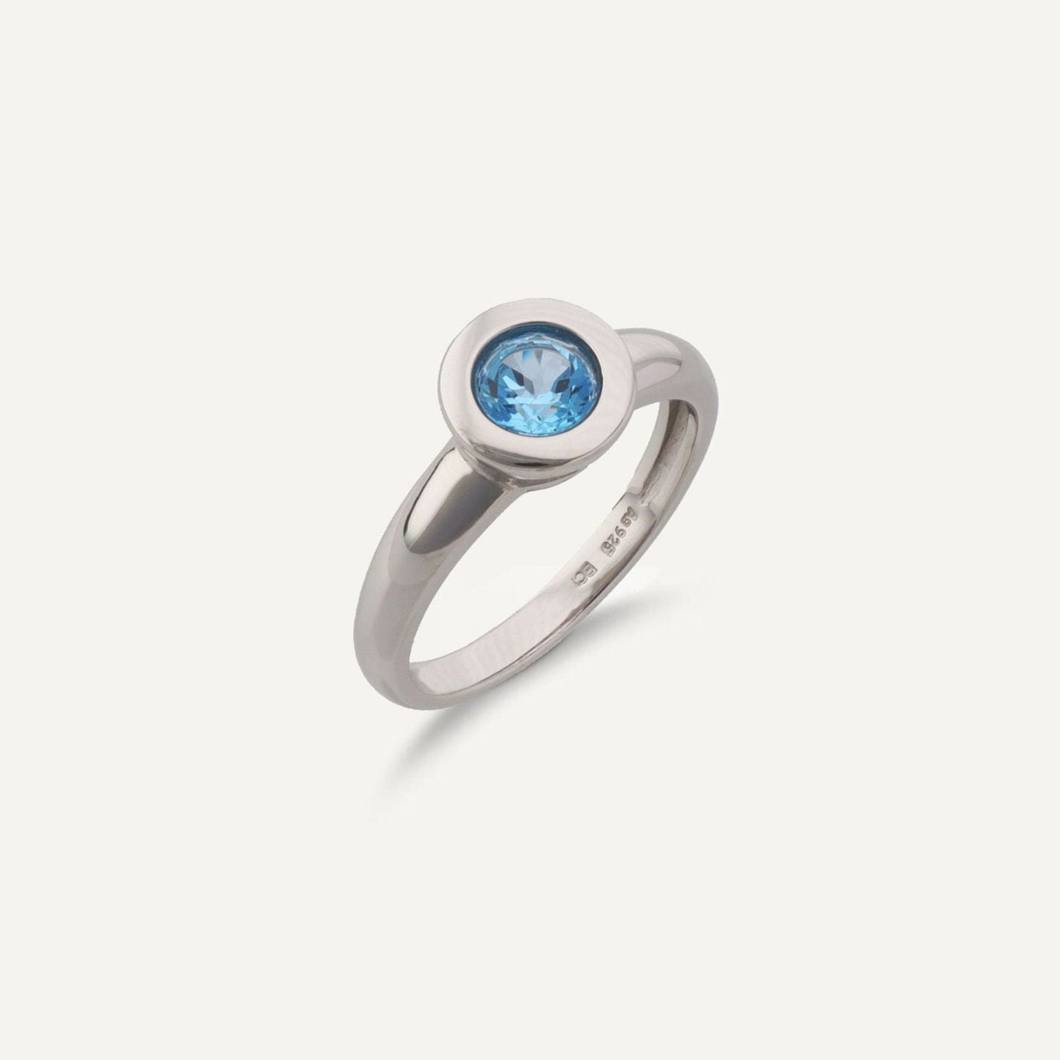 Band-Ring in Silber mit einem in Silber gefassten, runden, kleinen, blauen Stein;