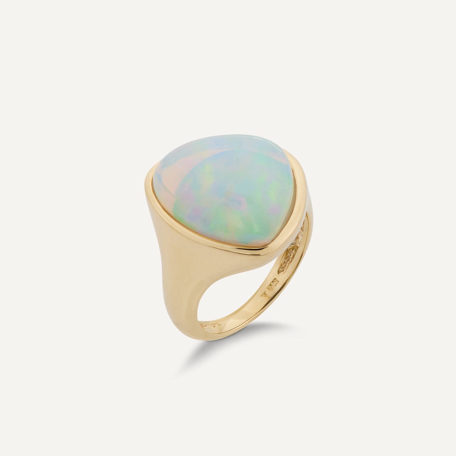Goldener Band-Ring mit einem großen kreisbogenförmigen bläulich schimmernden Opal;