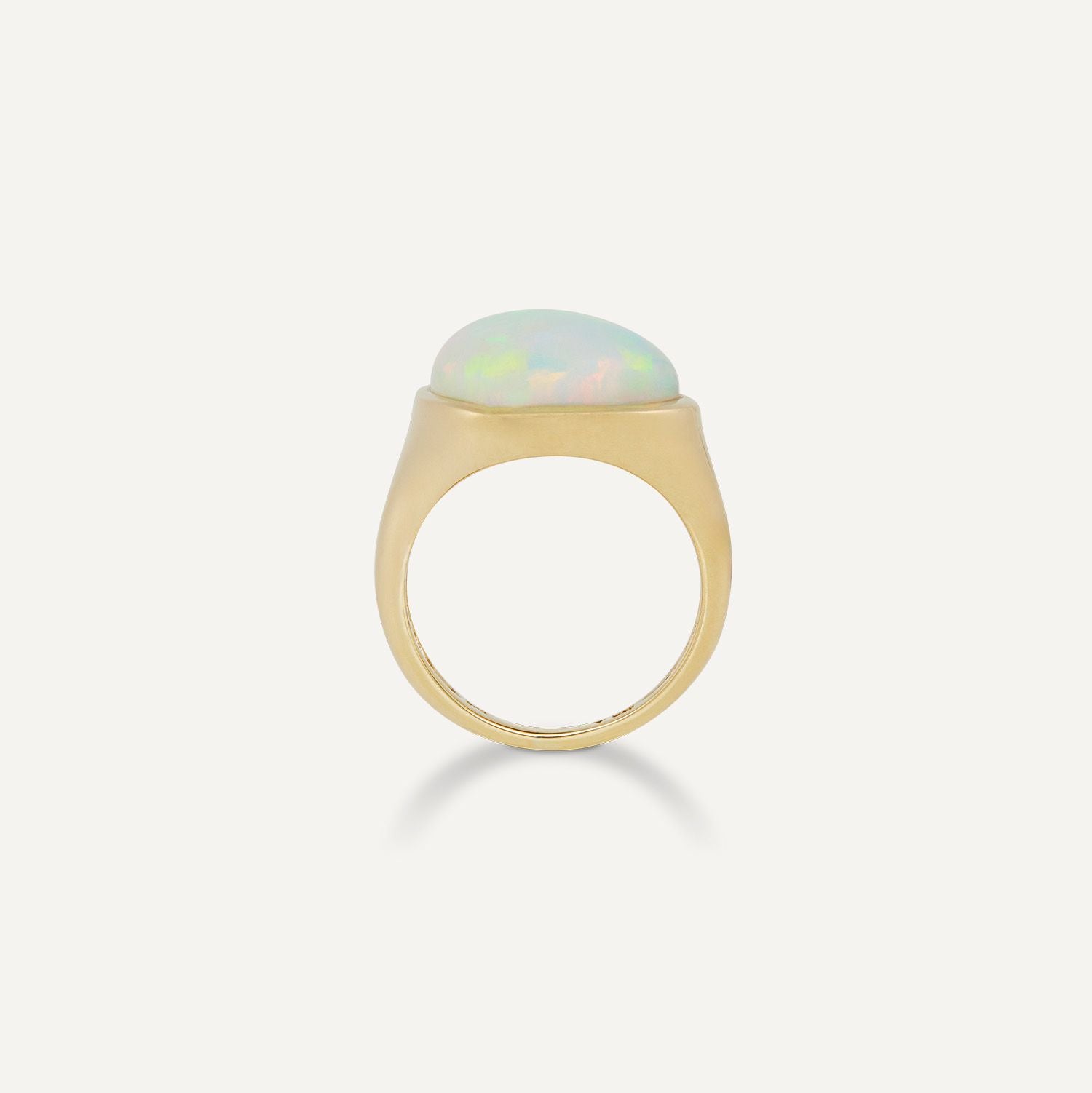 Seitenansicht eines goldenen Band-Rings mit einem großen kreisbogenförmigen bläulich schimmernden Opal;