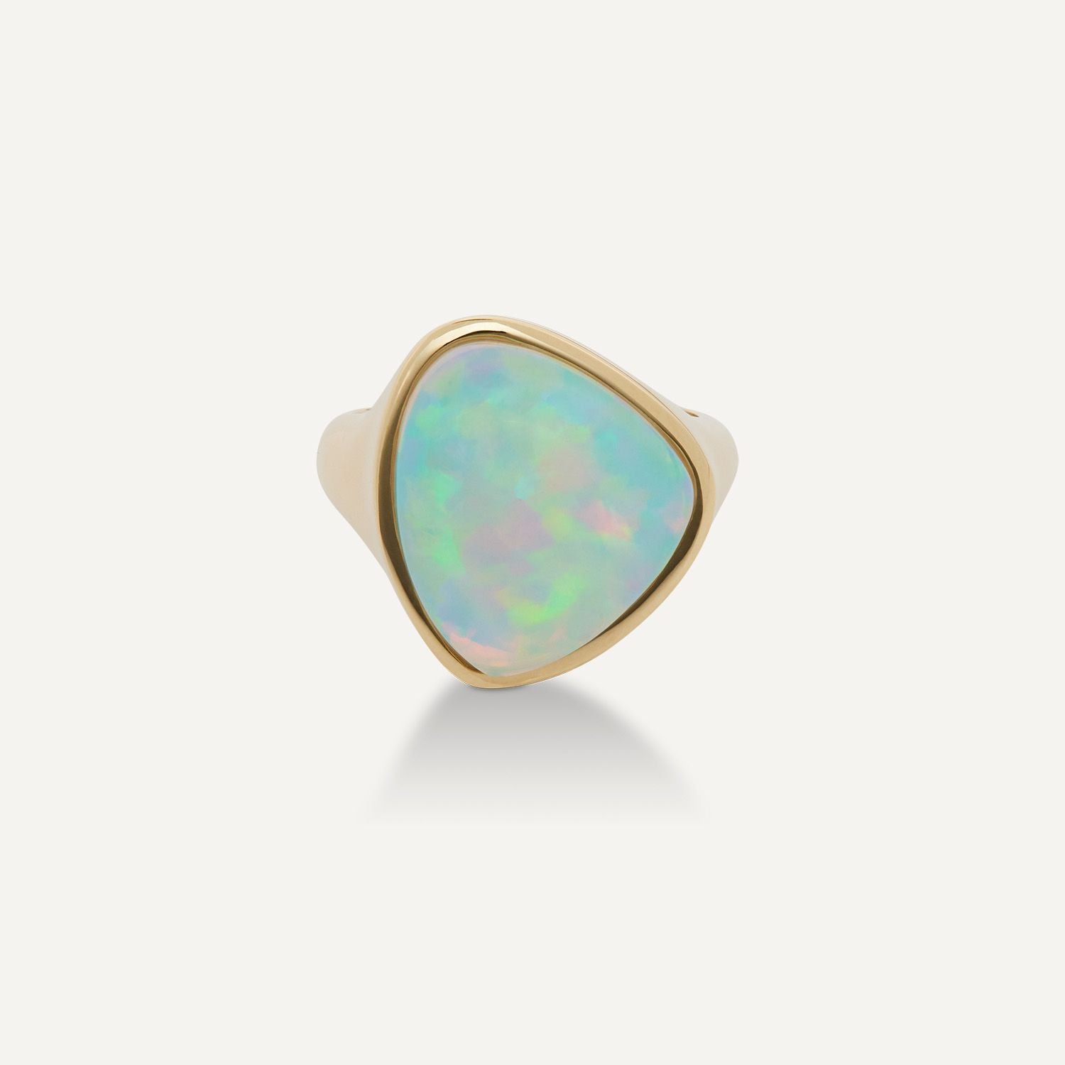 Sicht von oben auf einen goldenen Band-Ring mit einem großen kreisbogenförmigen bläulich schimmernden Opal;