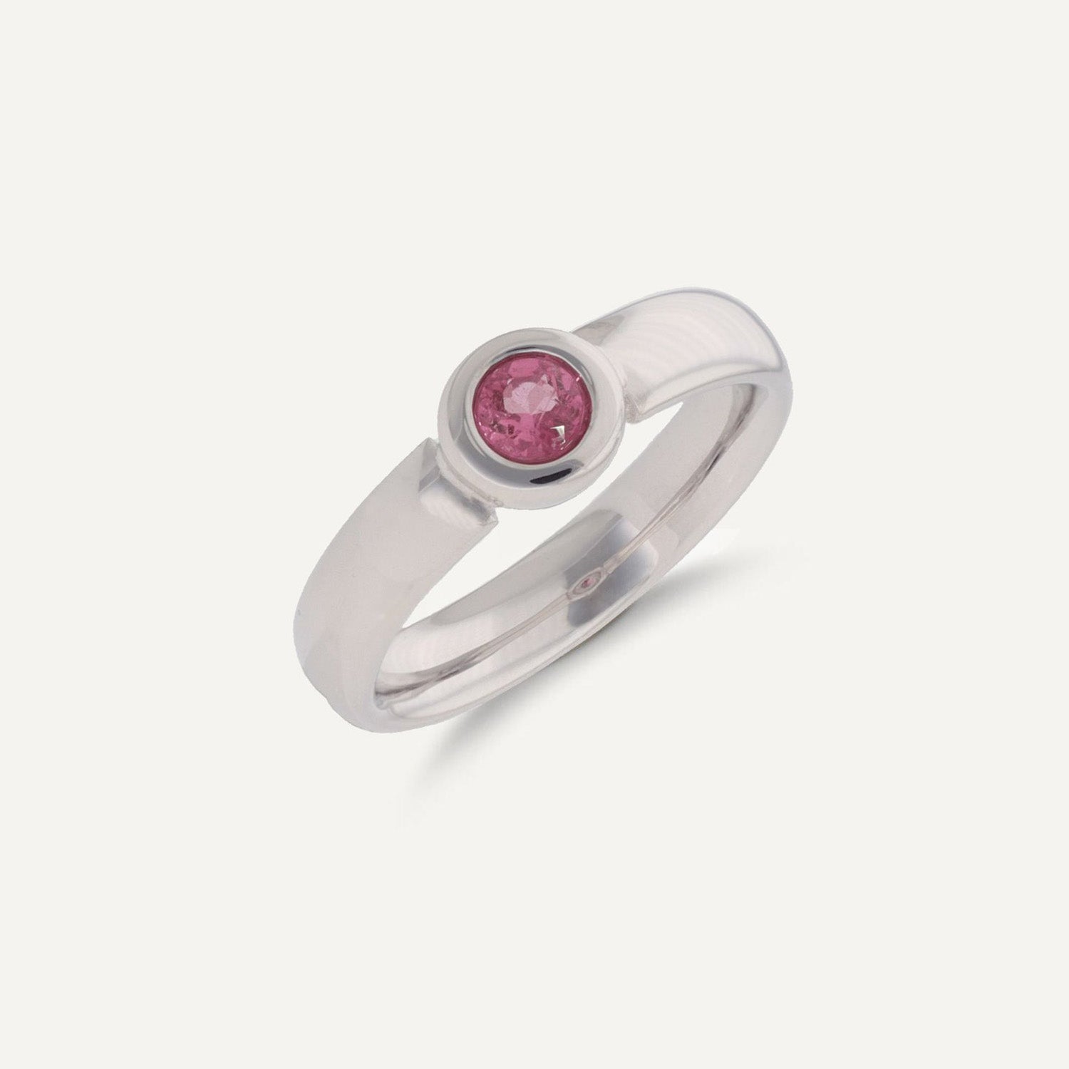 Band-Ring in Silber mit einem kleinen, in Silber gefassten, runden, lila Stein;