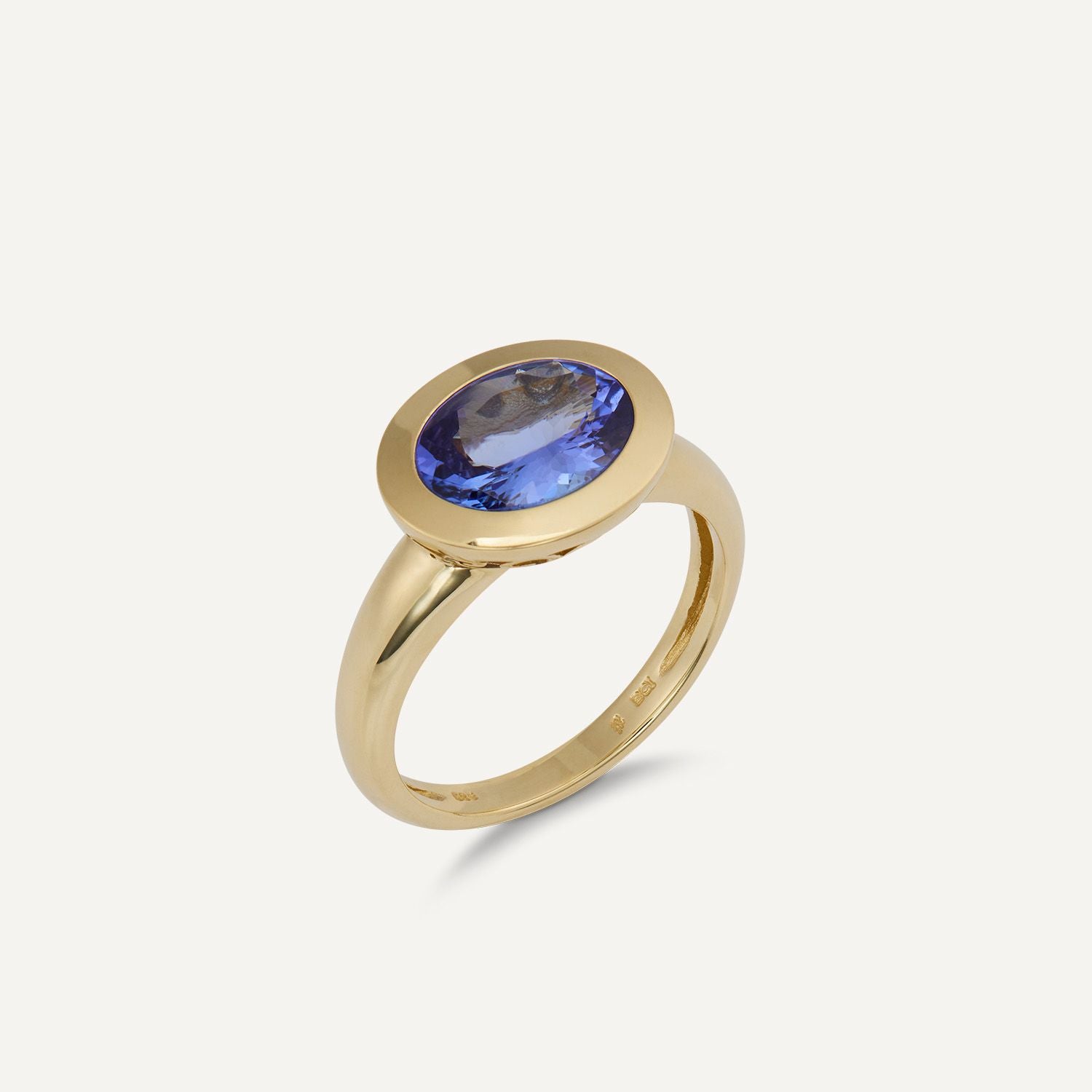 Band-Ring in Gelbgold mit einem in Gelbgold quer gefassten, ovalen, blauen Stein;