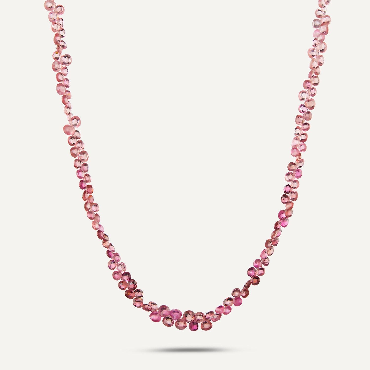 Collier aus doppelt aneinander gereihten kleinen Turmalin-Tropfen in unterschiedlichen Rosé - und Rottönen;