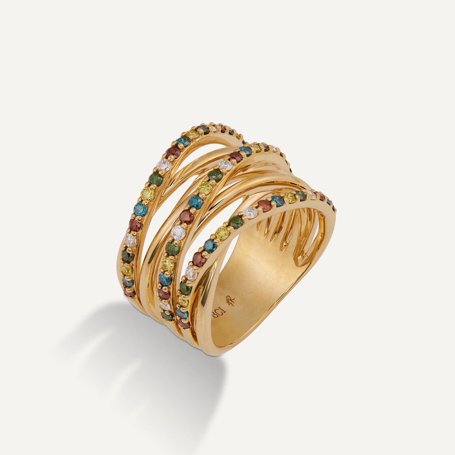 Breiter Ring in Gelbgold; drei einzelne dünne Ring-Schienen sind besetzt mit aneinander gereihten kleinen Brillanten in rot, blau, gelb, grün, weiß; dazwischen und darunter sind jeweils dünne glatte Ring-Schienen;