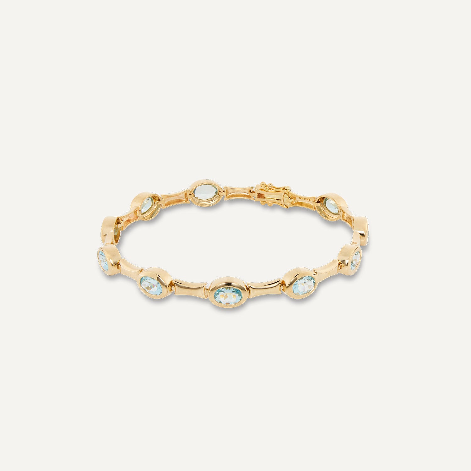 Armband in Gelbgold durchbrochen mit zehn in Gold eingefassten hellblauen Steinen;