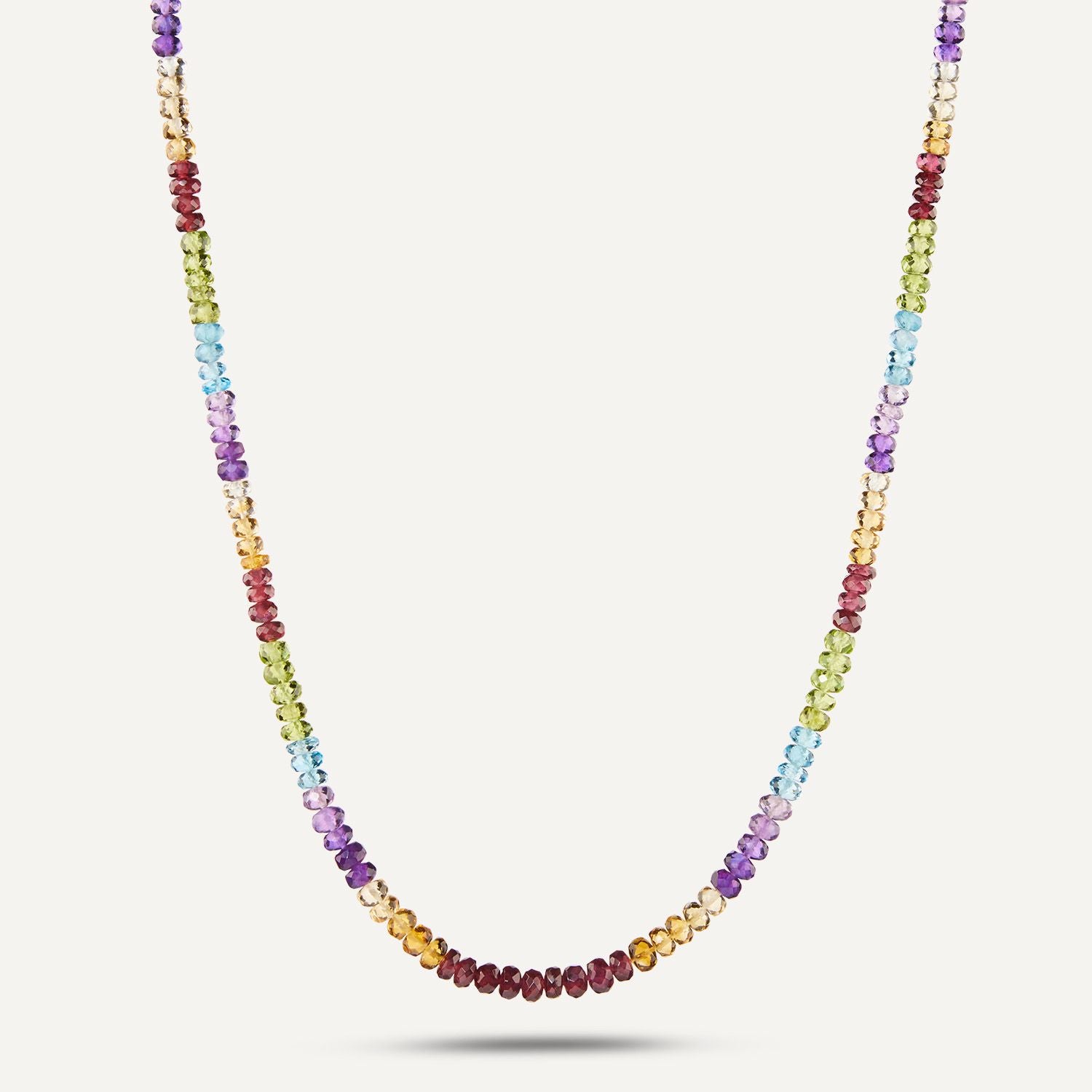 Collier mit bunten Steinen aneinander gereiht; jeweils nach vier Steinen wechselt die Farbe;