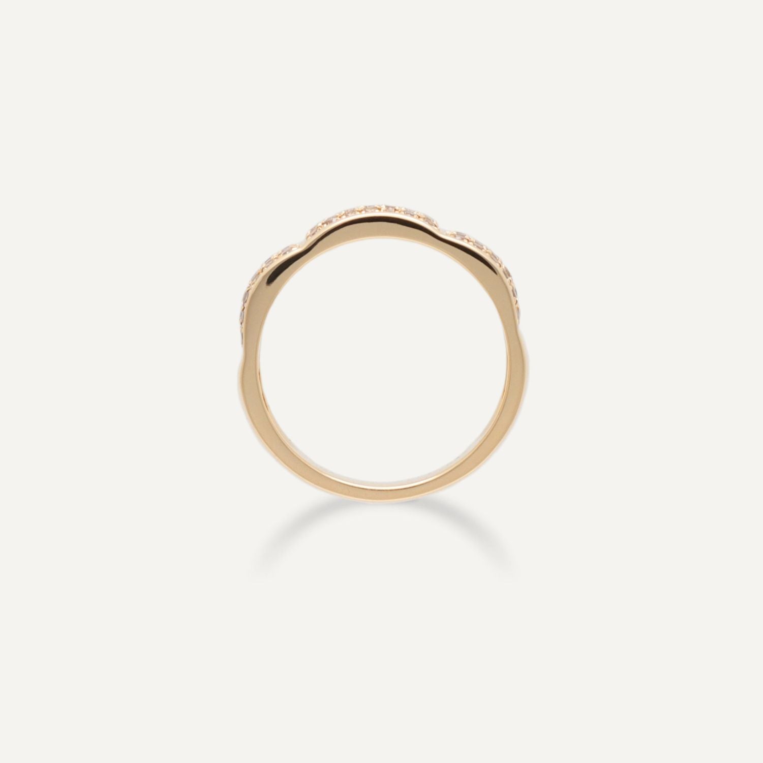 Seitenansicht eines goldenen Rings mit eingesetzten weißen Brillanten;