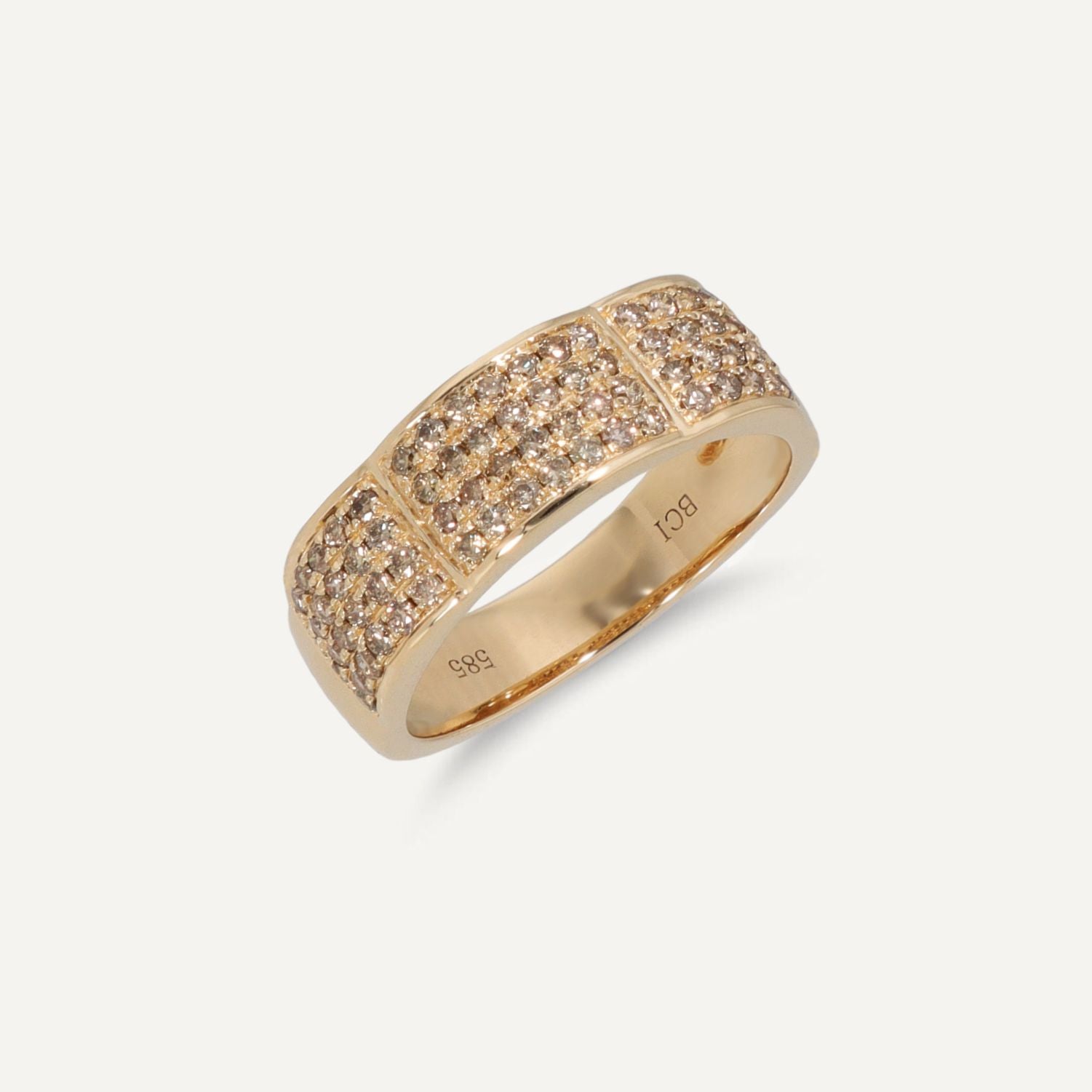 Goldener, breiter Ring mit vier Reihen kleiner weißer Brillanten; die Reihen sind durchbrochen;