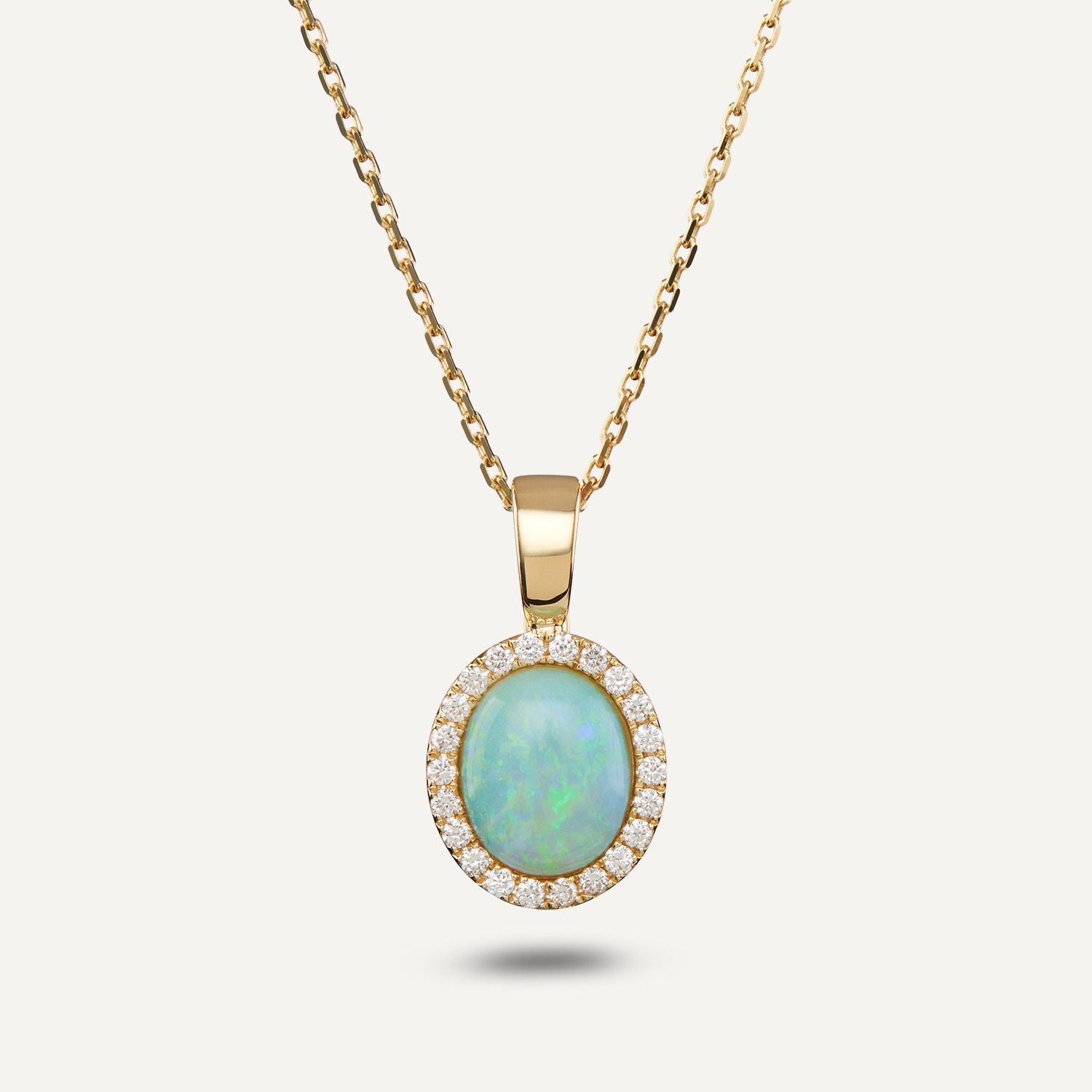 Goldener ovaler Clip-Anhänger mit einem mit Brillanten eingefassten bläulich schimmernden Kristallopal an einer goldenen Gliederkette;