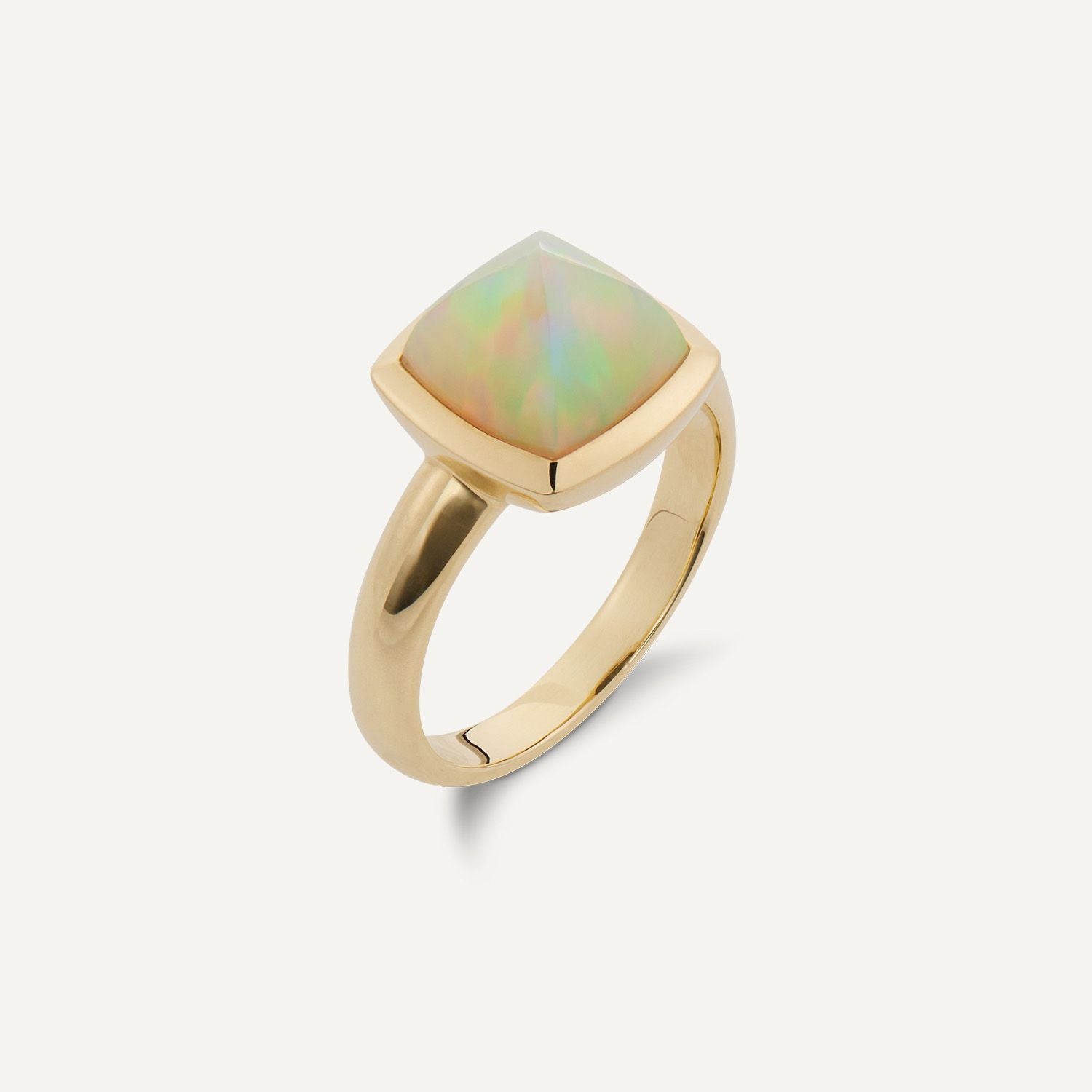 Goldener Ring mit einem großen, viereckigen, gold eingefassten, hell schimmernden Opal;