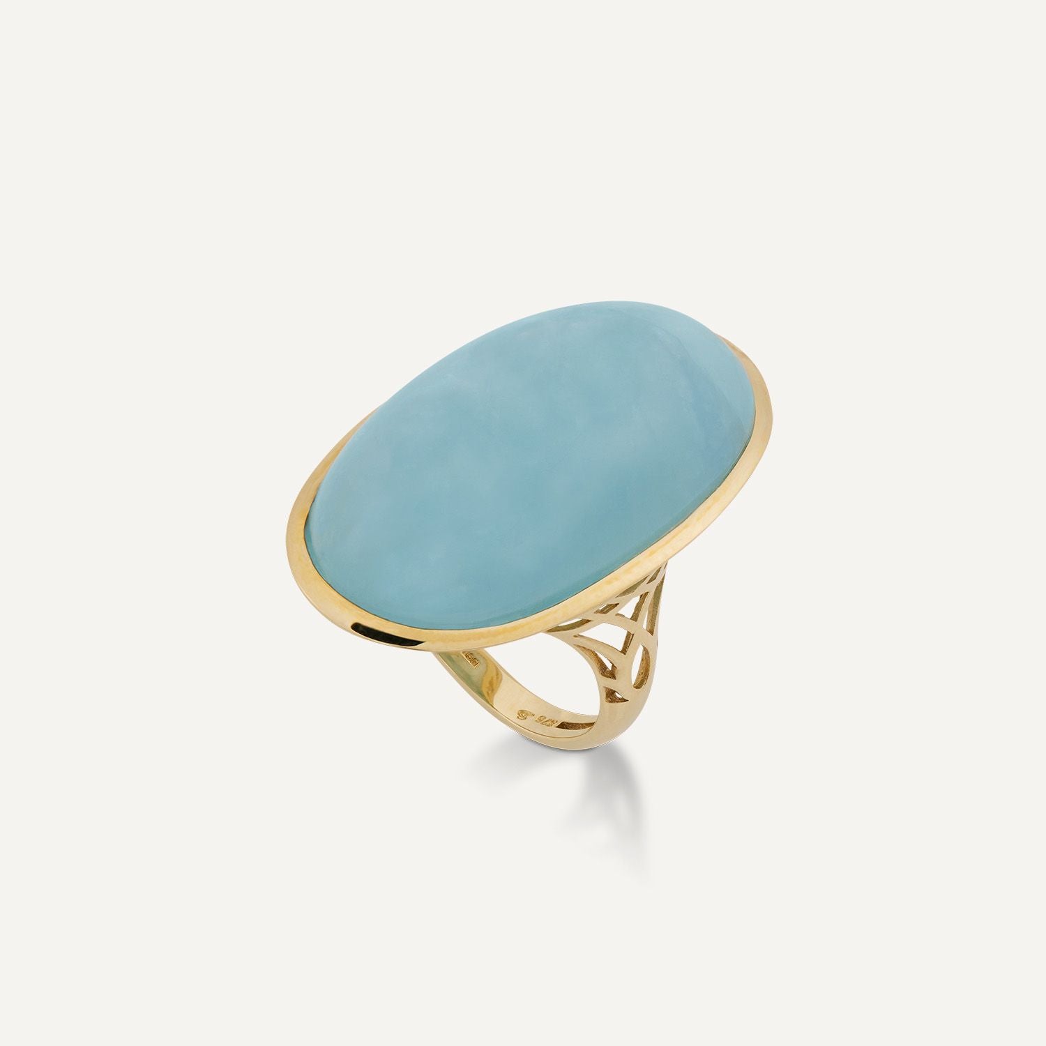 Ring in Gelbgold mit einem sehr großen, in Gelbgold gefassten, ovalen, hellblauen Stein;