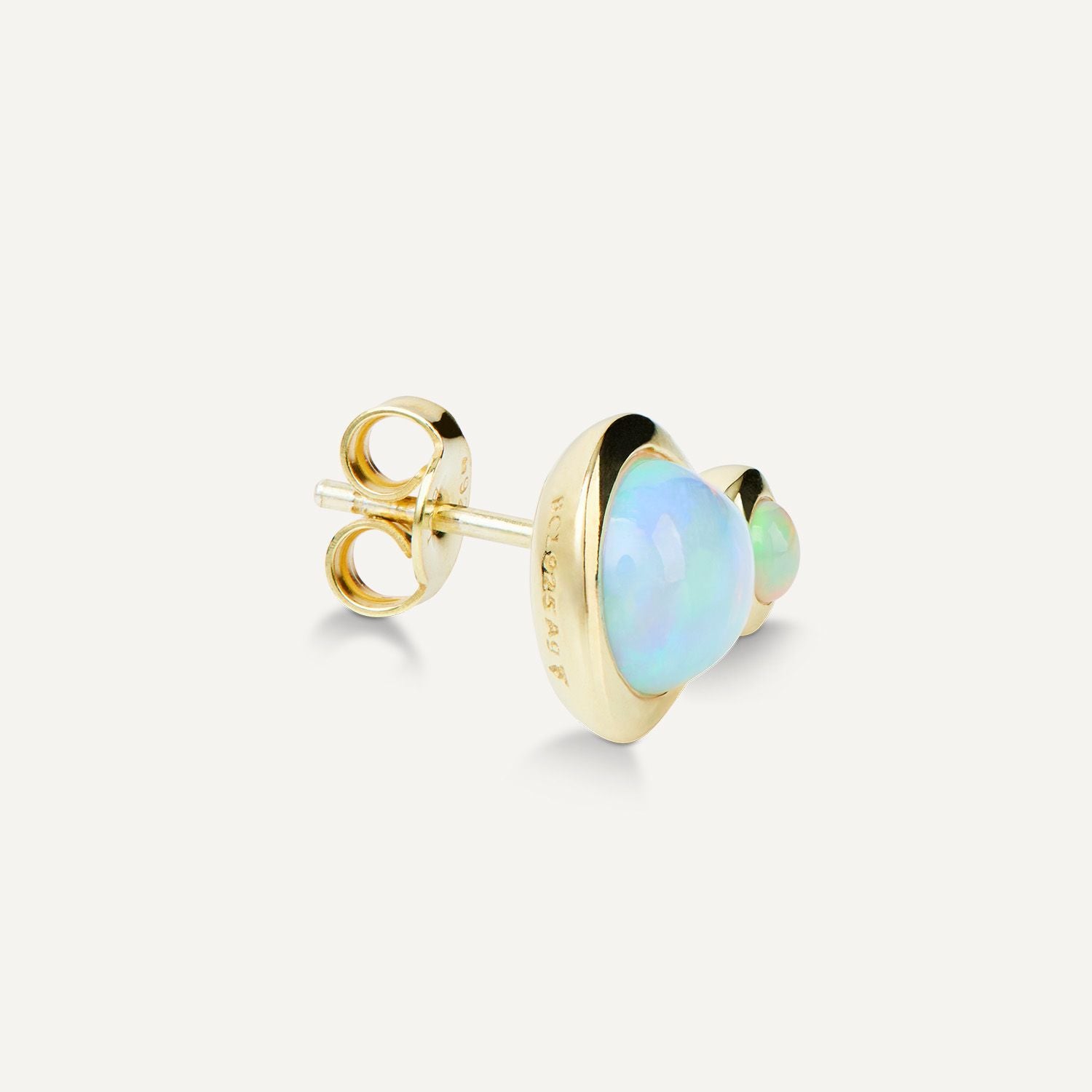 Seitenansicht eines Ohrsteckers mit einem kleinen runden, bläulich schimmernden, silbervergoldet eingefassten Opal oben und einem tropfenförmigen größeren Opal unten;