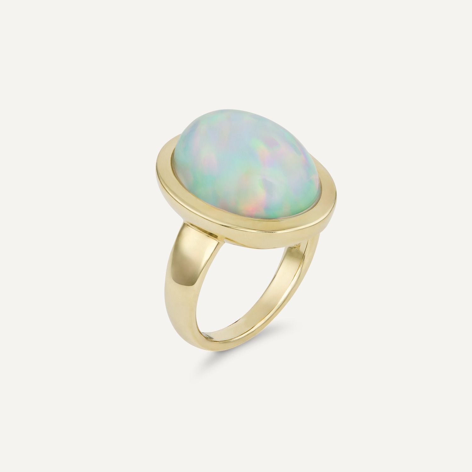 Goldener Ring mit einem großen, ovalen, bläulich schimmernden Opal;