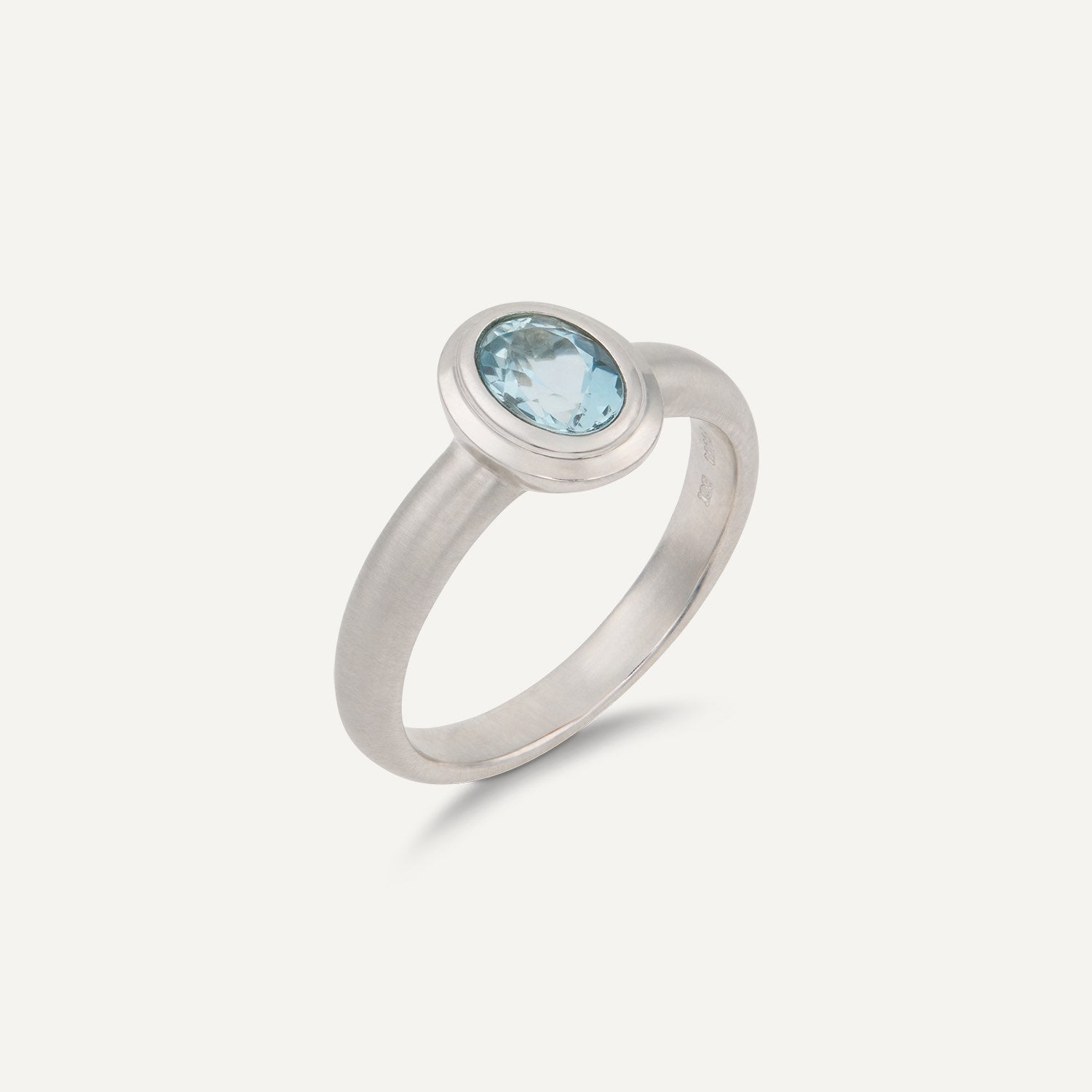 Platin-Ring mit einem in Platin gefassten, ovalen, hellblauen Stein;