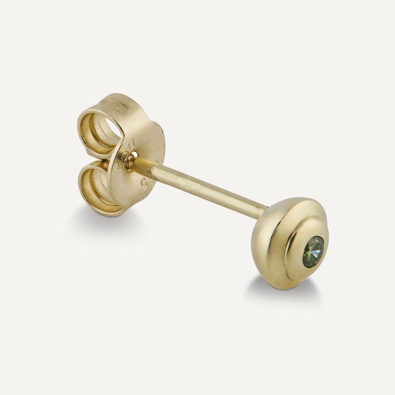 Seitenansicht eines runden Ohrsteckers in Gelbgold mit einem dunkelgrünen, runden Stein in der Mitte;