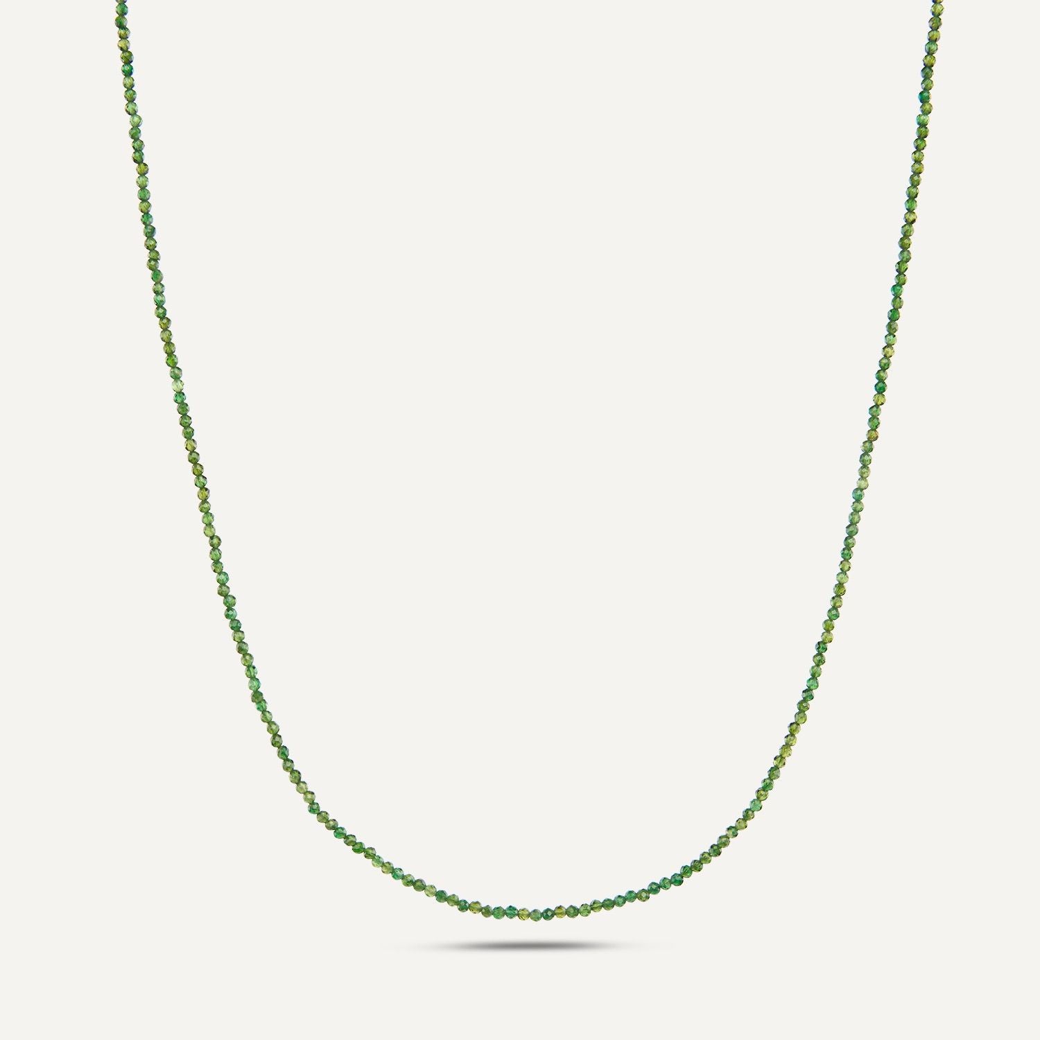 Collier aus direkt aneinander gereihten, sehr kleinen, runden Steinen in unterschiedlichen Grüntönen;