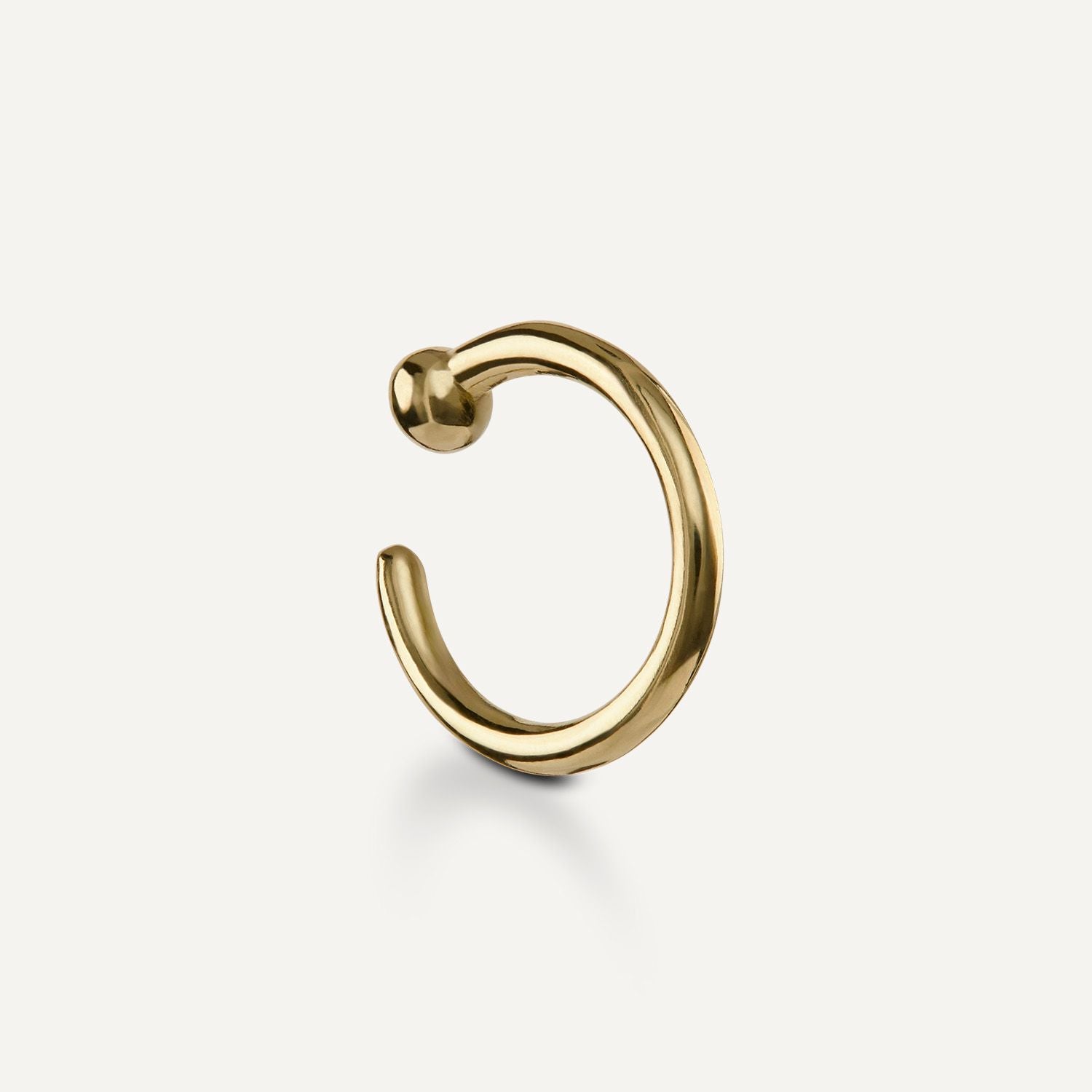 Seitenansicht eines goldenen, geradlinigen Earcuffs;