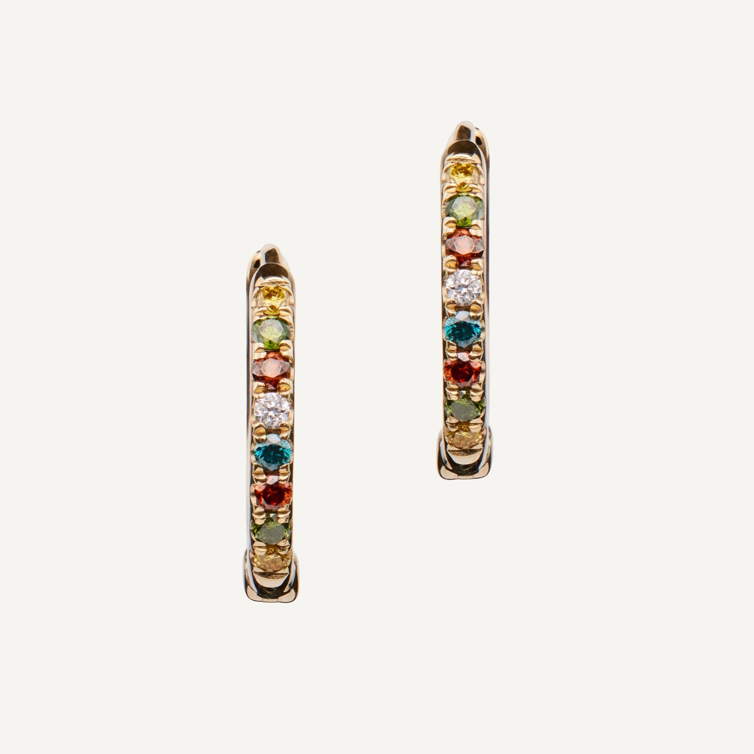 Goldene Creolen mit gelben, grünen, roten, weißen und blauen Brillanten im Wechsel besetzt;