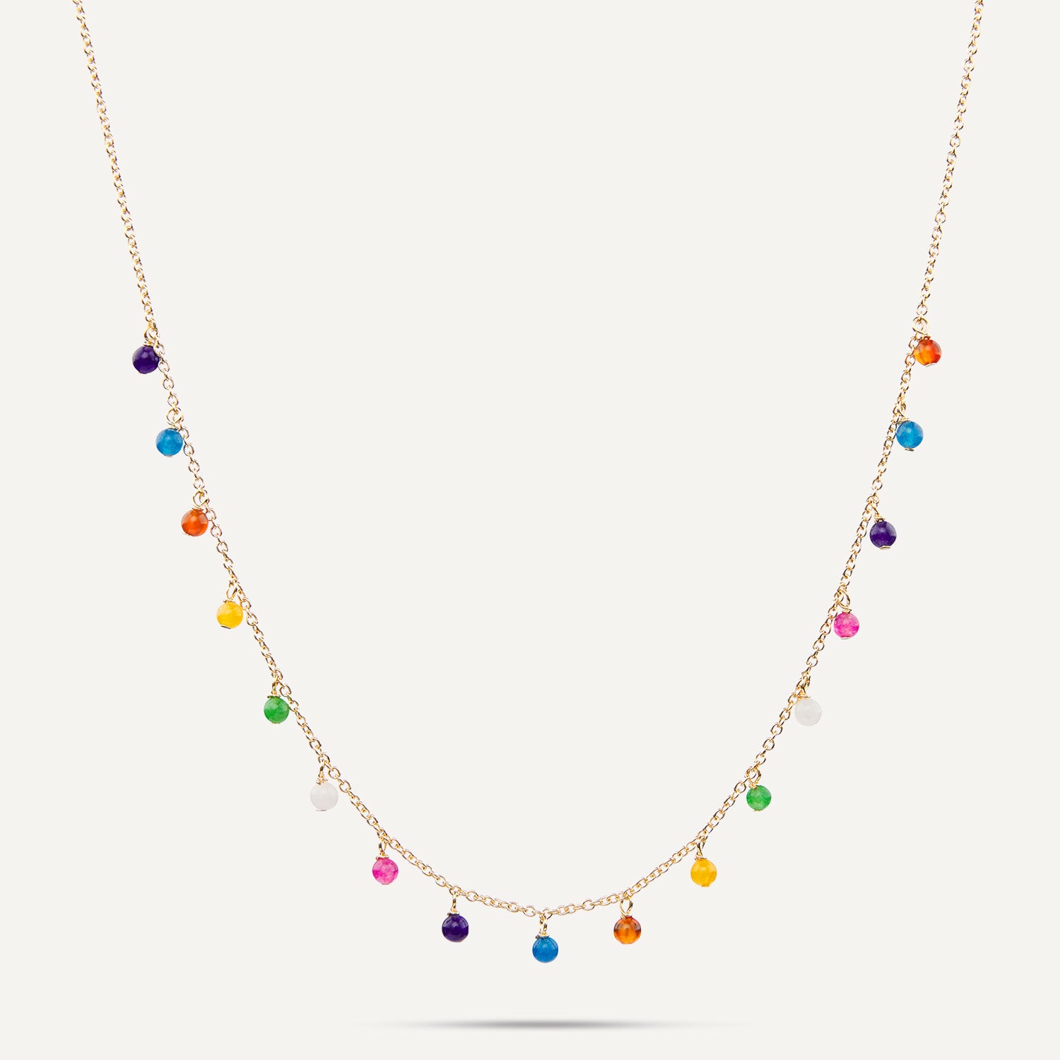 Goldene Gliederkette mit 17 bunten Steinen, die jeweils in kurzem Abstand an der Kette hängen;