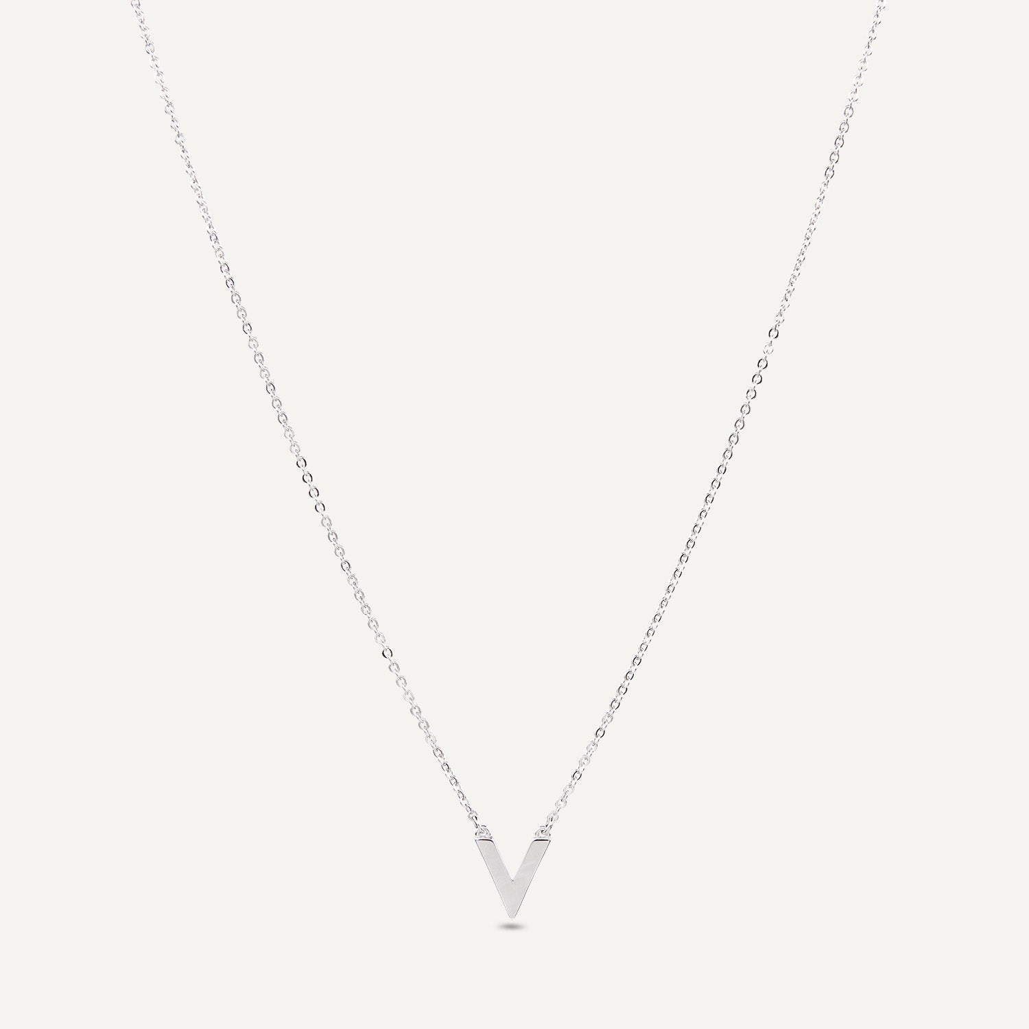 Silberne Gliederkette; in der Mitte wird die Kette durch ein "V" verbunden;