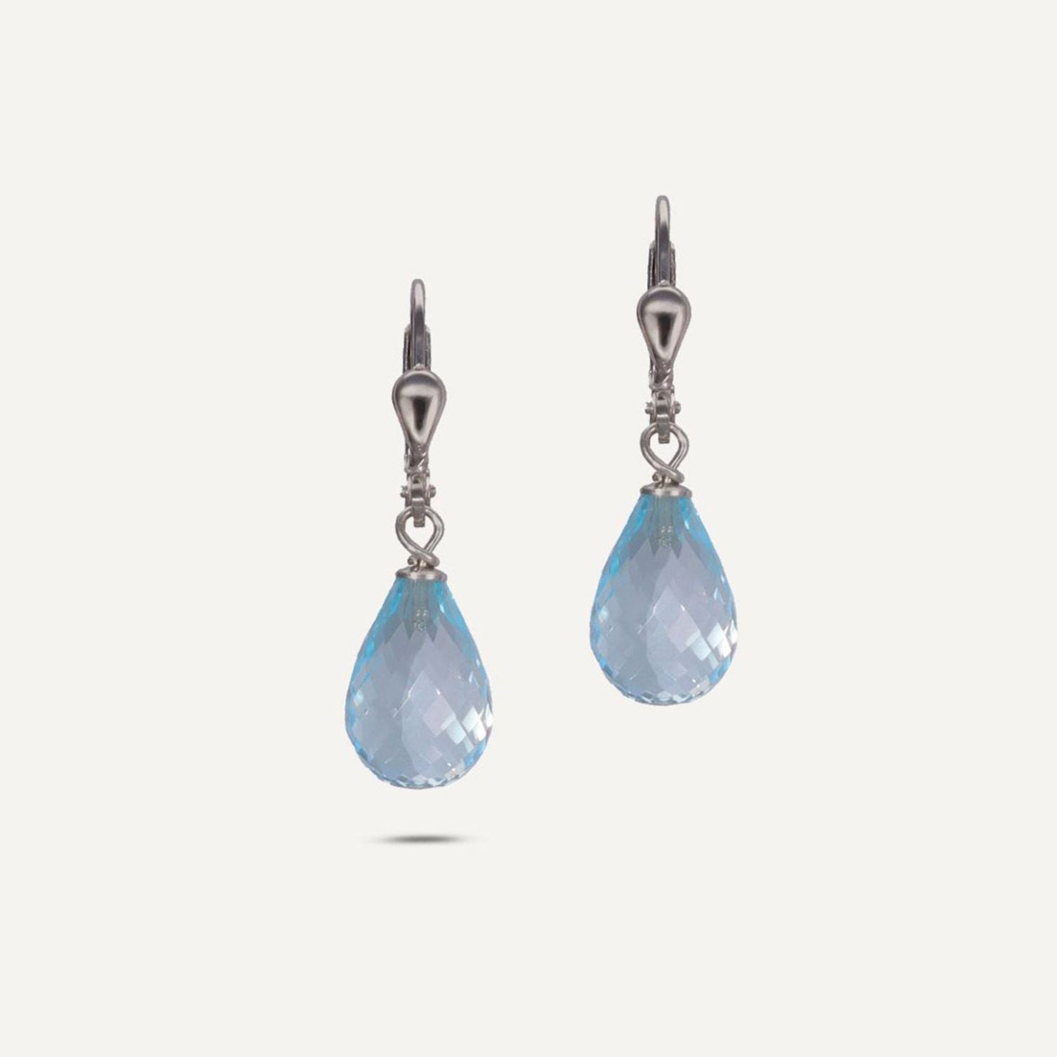 Ohrhänger in Silber mit einem blauen,tropfenförmigen Stein;
