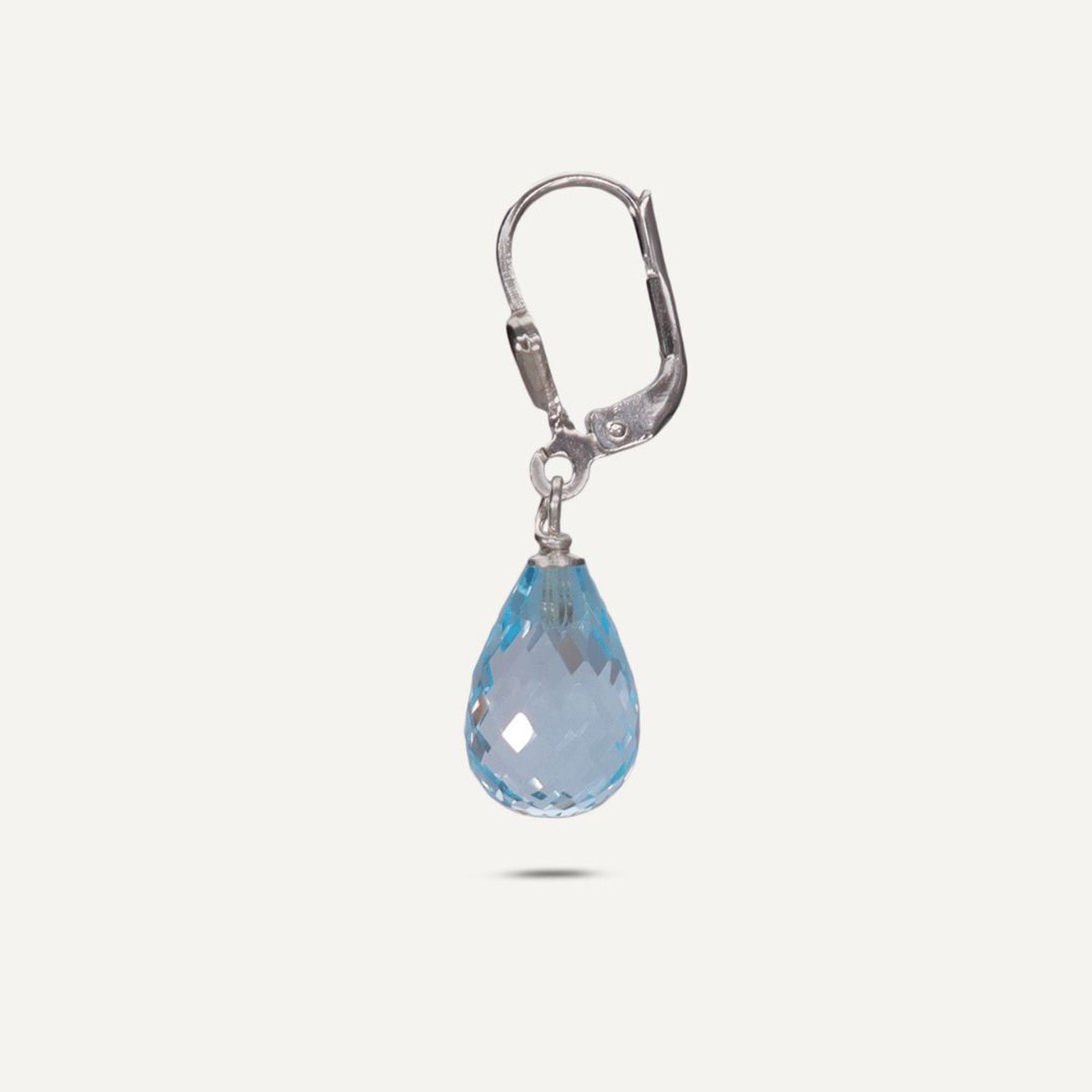 Ohrhänger in Silber mit einem blauen, tropfenförmigen Stein;