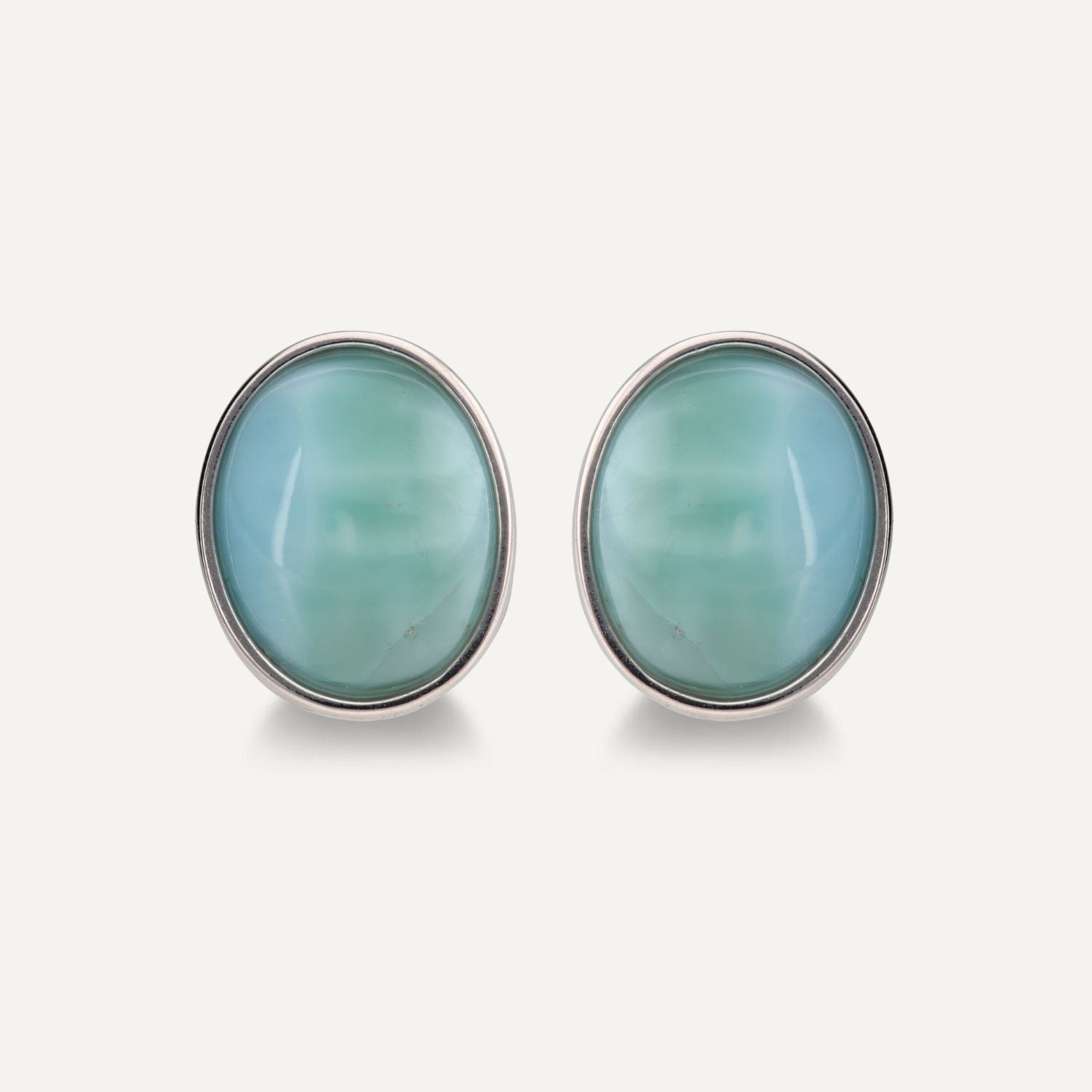 Ohrstecker aus Silber mit einem großen, runden, in Silber gefassten, blauen Stein;