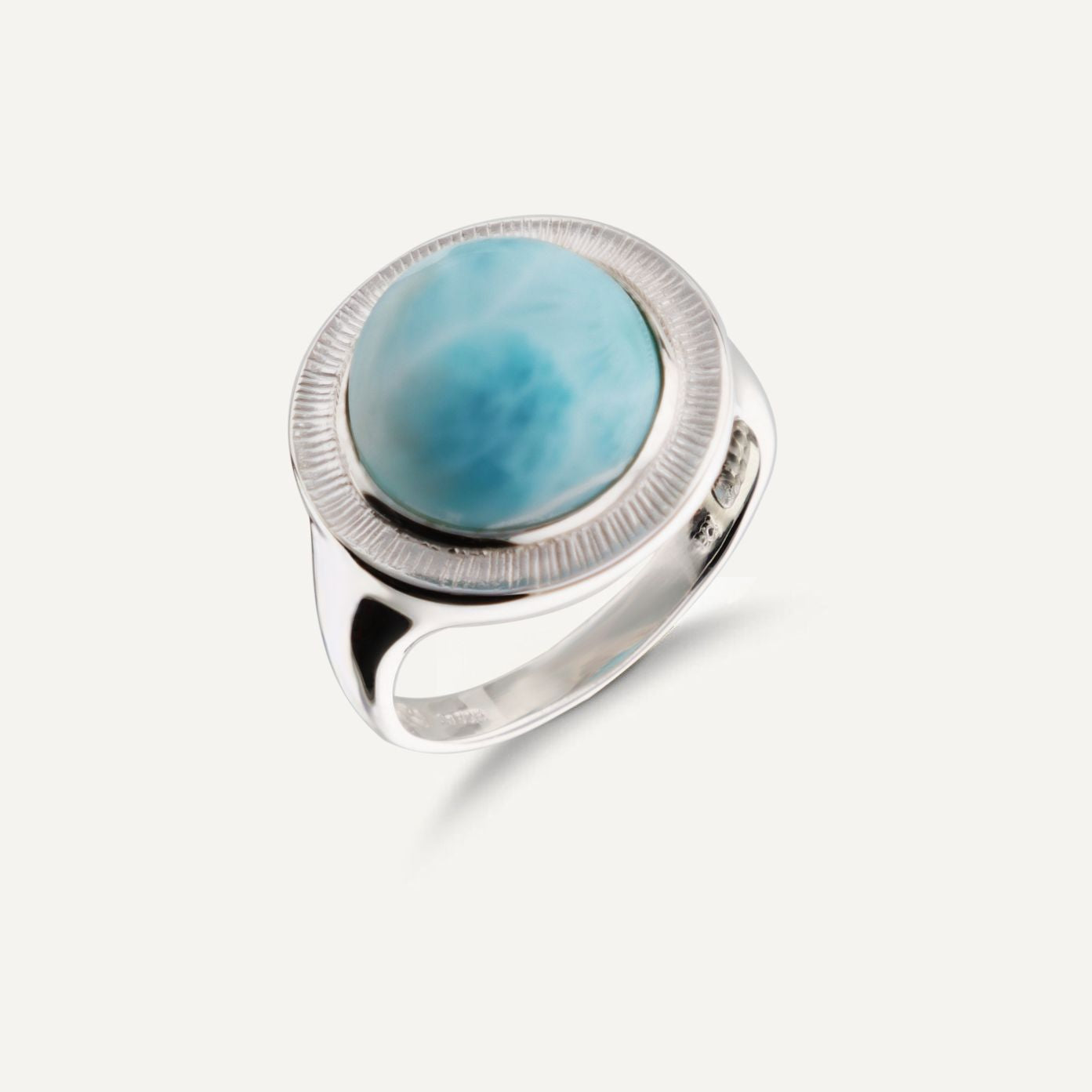 Ring aus Silber mit einem großen, runden, in Silber gefassten, blauen Stein;