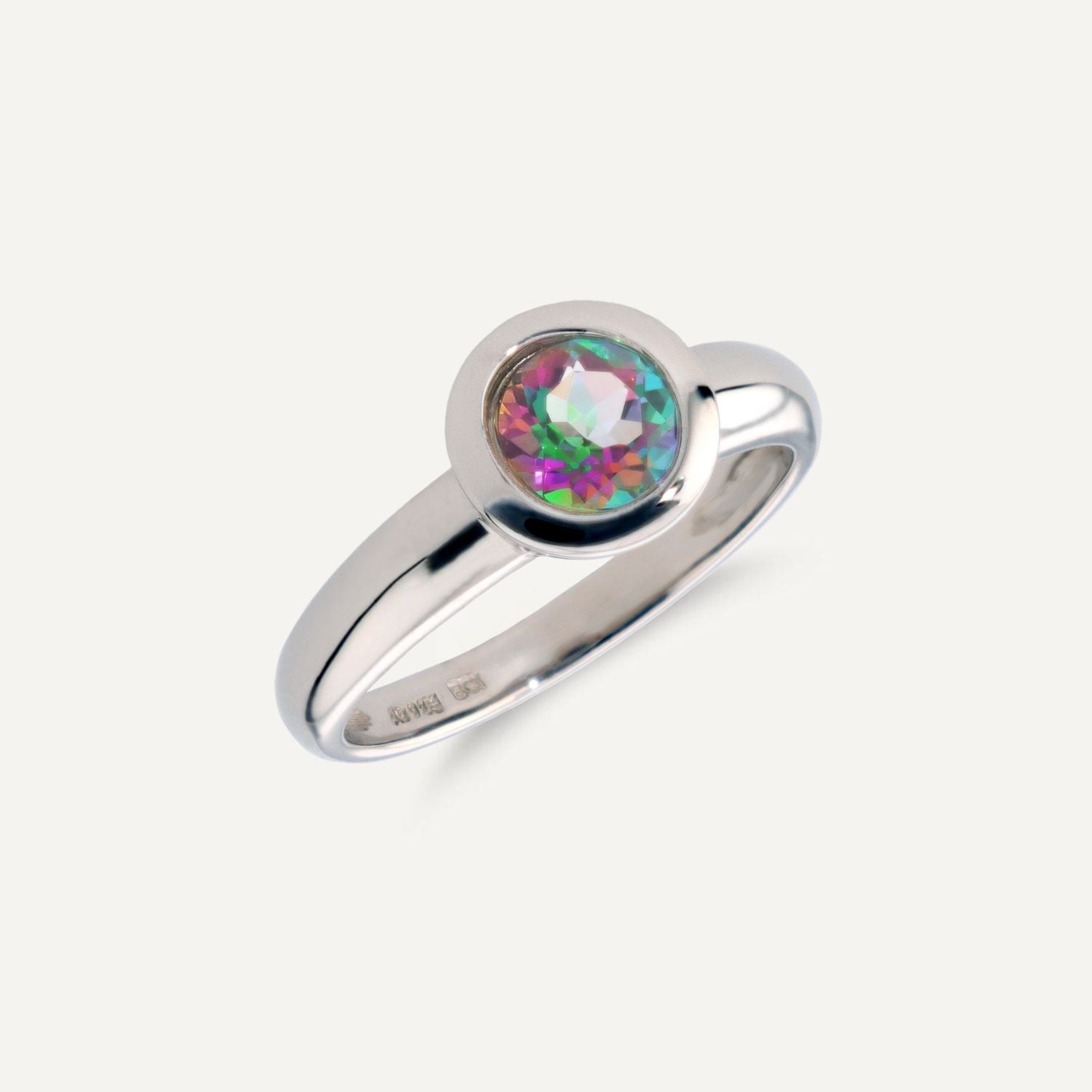 Solitaire-Ring in Silber mit einem in Silber eingefassten grün, blau, pink schimmernden Topas;