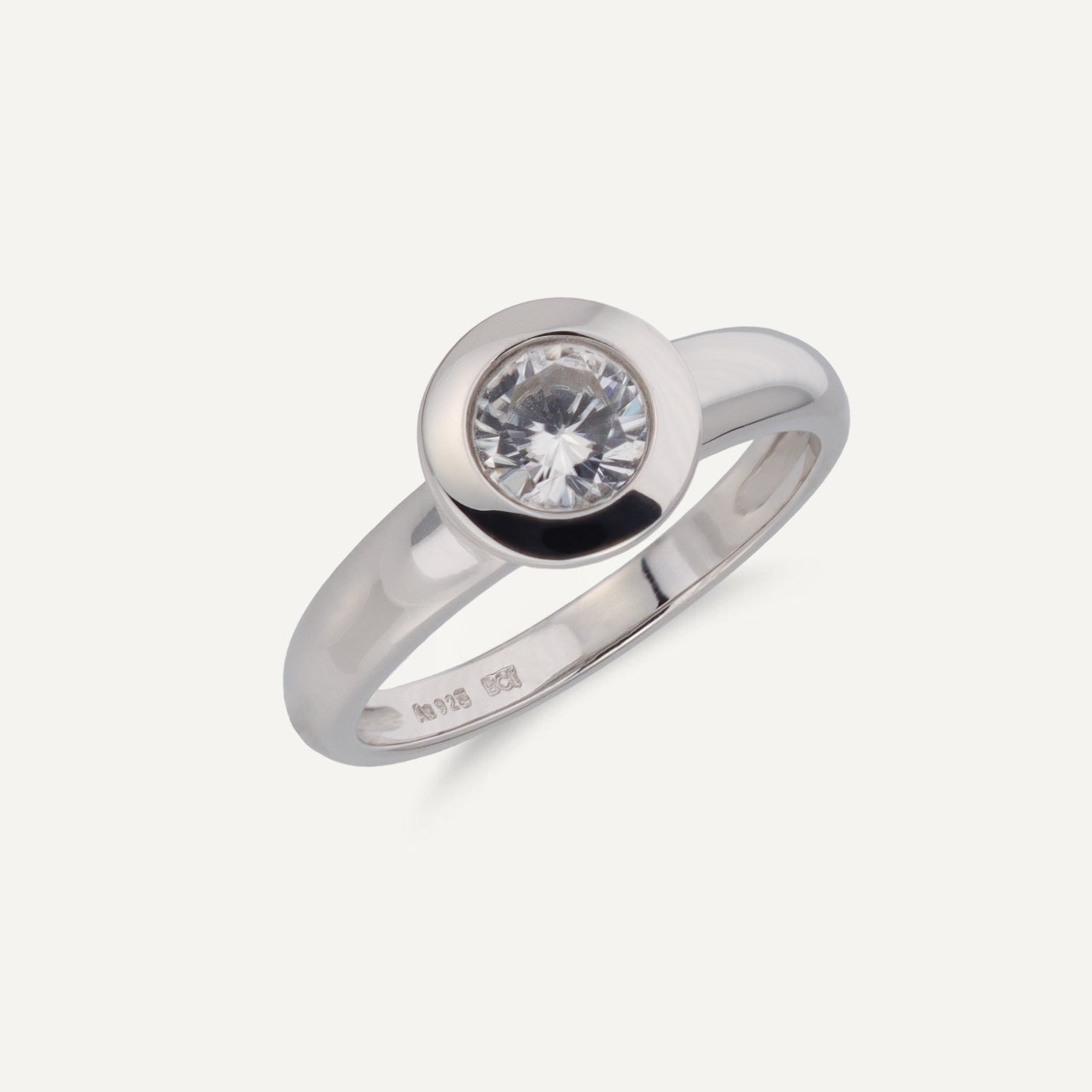 Band-Ring aus Silber mit einem in Silber eingefassten, runden Weißtopas;