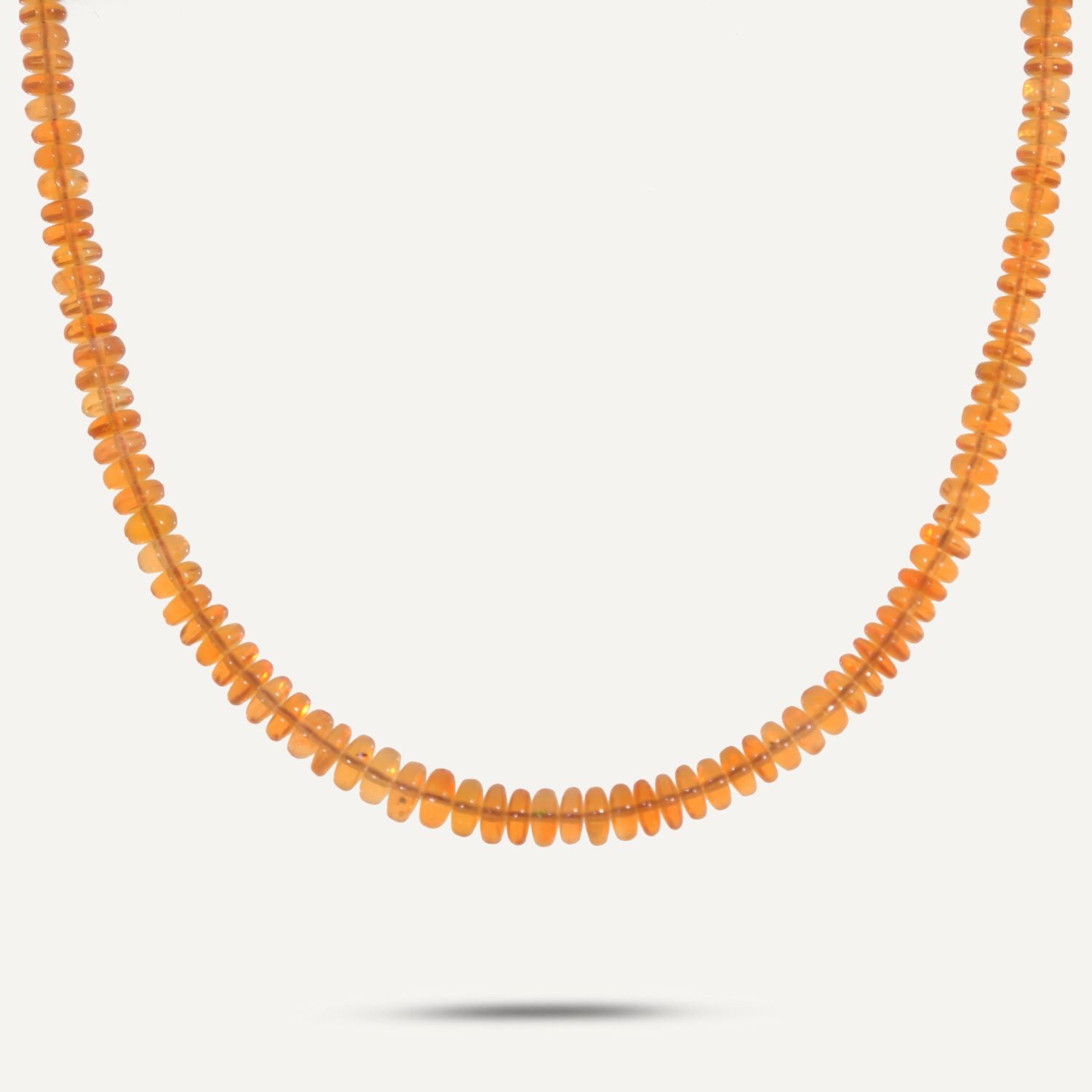 Collier mit orangefarbenen Opalen direkt aneinander gereiht;
