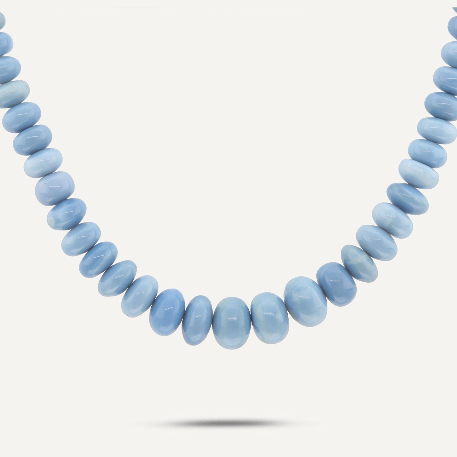 Collier mit hellblauen, ovalen Opalen direkt aneinander gereiht;