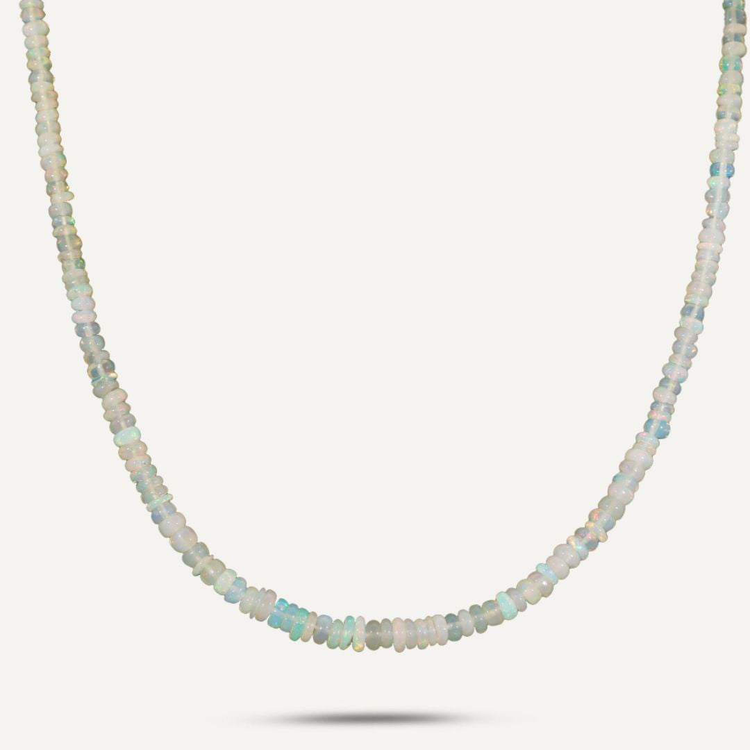 Collier mit hell und bläulich schimmernden Opalen (Rondell) direkt aneinander gereiht;