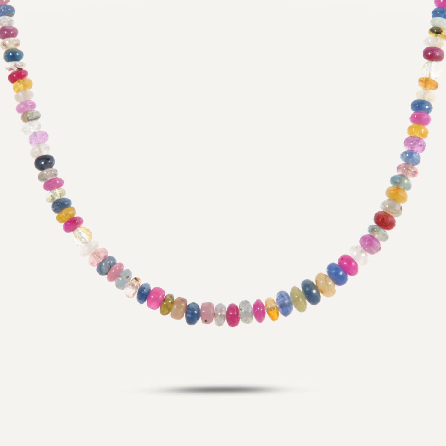 Collier aus bunten, direkt aneinander gereihten Saphiren;