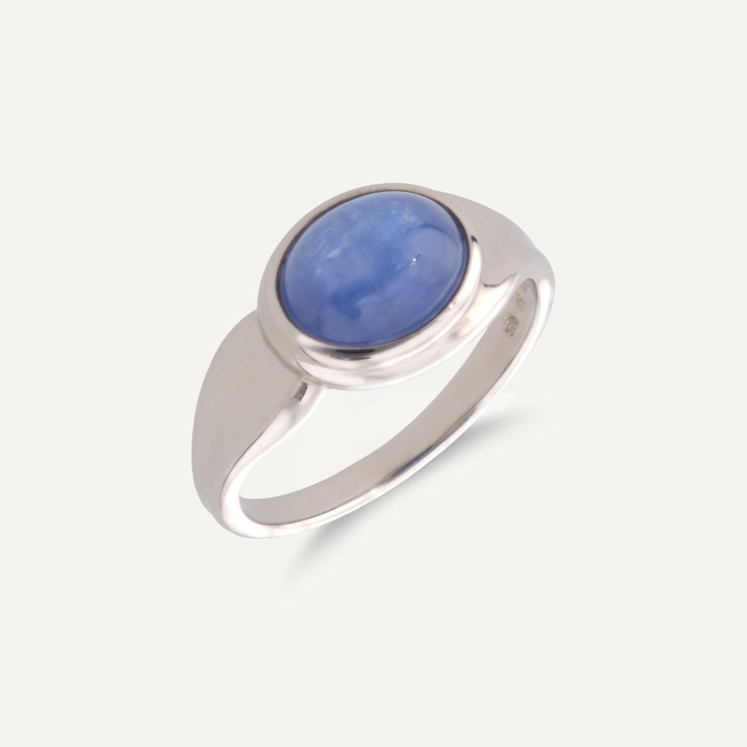 Ring aus Silber mit einem in Silber quer gefassten, blauen, ovalen Stein;