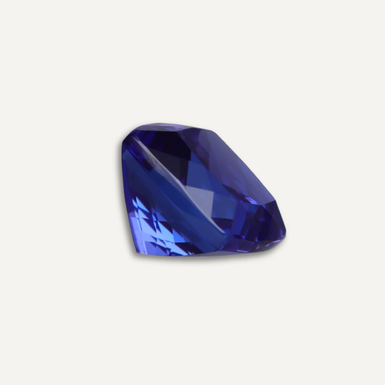 Seitenansicht eines viereckigen, blauen Tansanit Edelsteins;