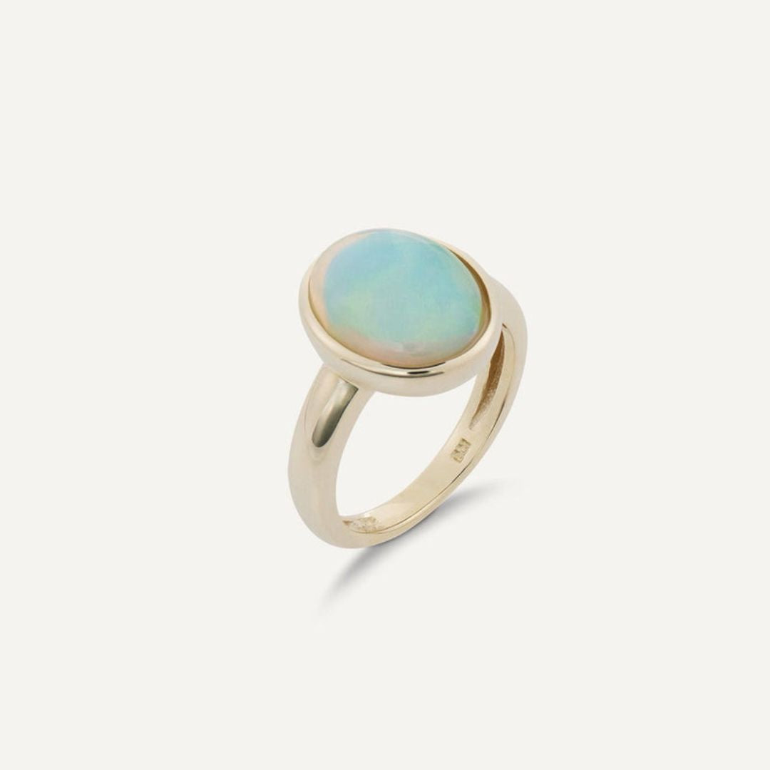 Goldener Band-Ring mit einem großen, ovalen, bläulich schimmernden Opal;