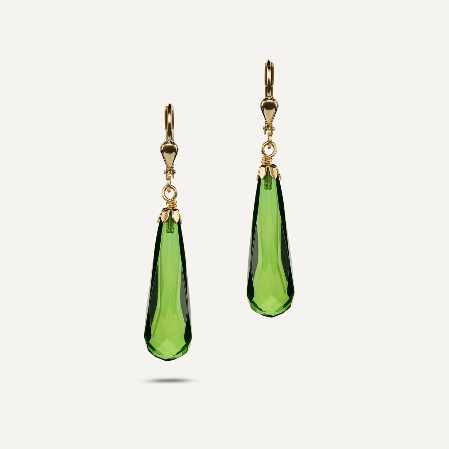 Ohrhänger in Gelbgold mit einem länglichen, grünen Bernstein in Tropfenform;