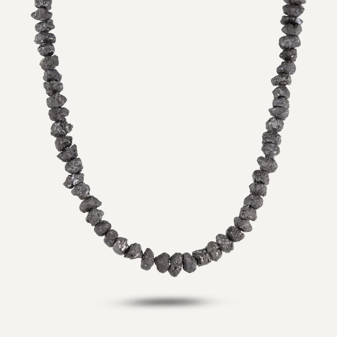 Collier aus direkt aneinander gereihten, unterschiedlich geformten, grau-schwarzen Rohdiamanten;