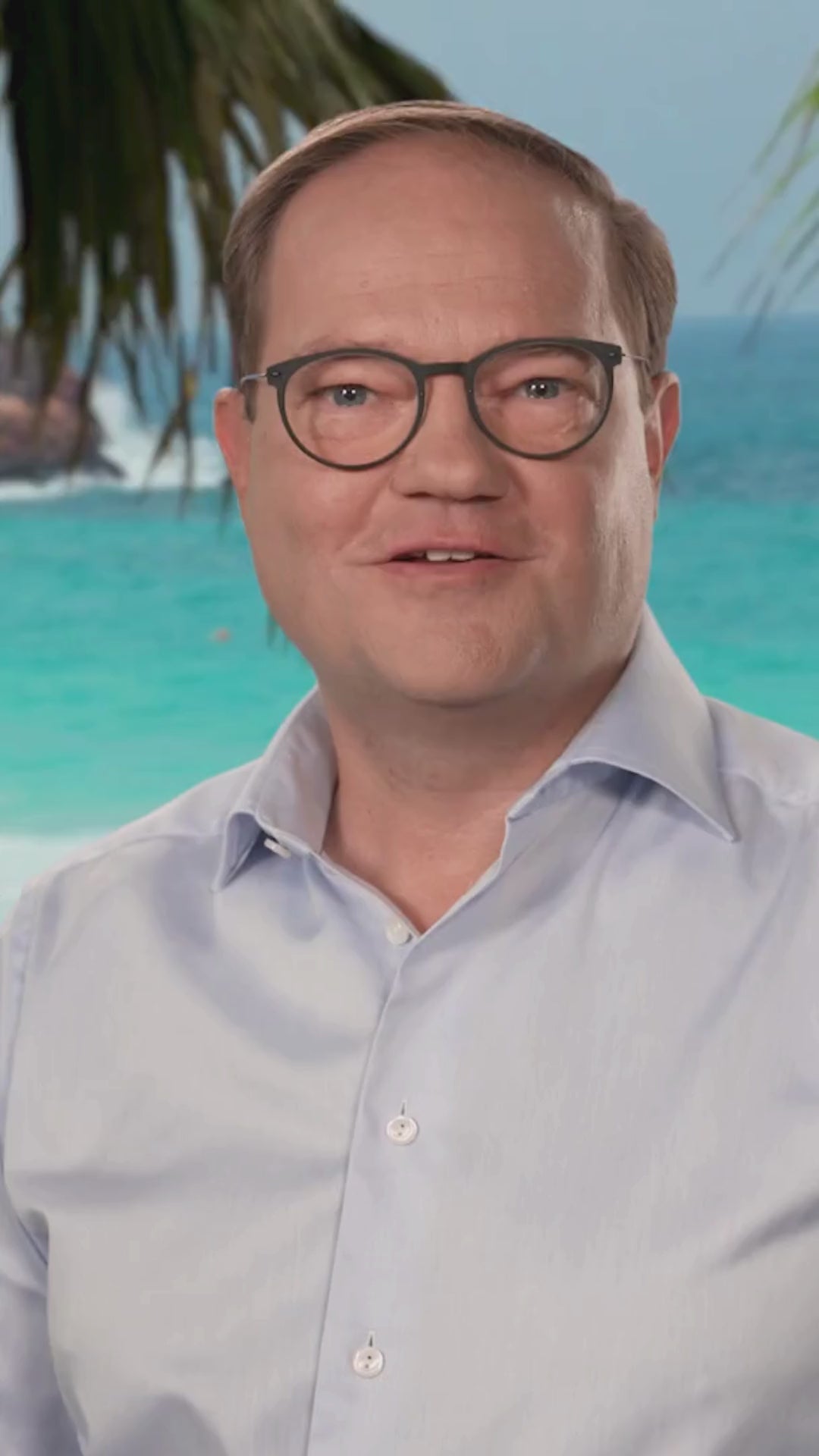 Das Video zeigt René Conradt; im Hintergrund ist Meer;