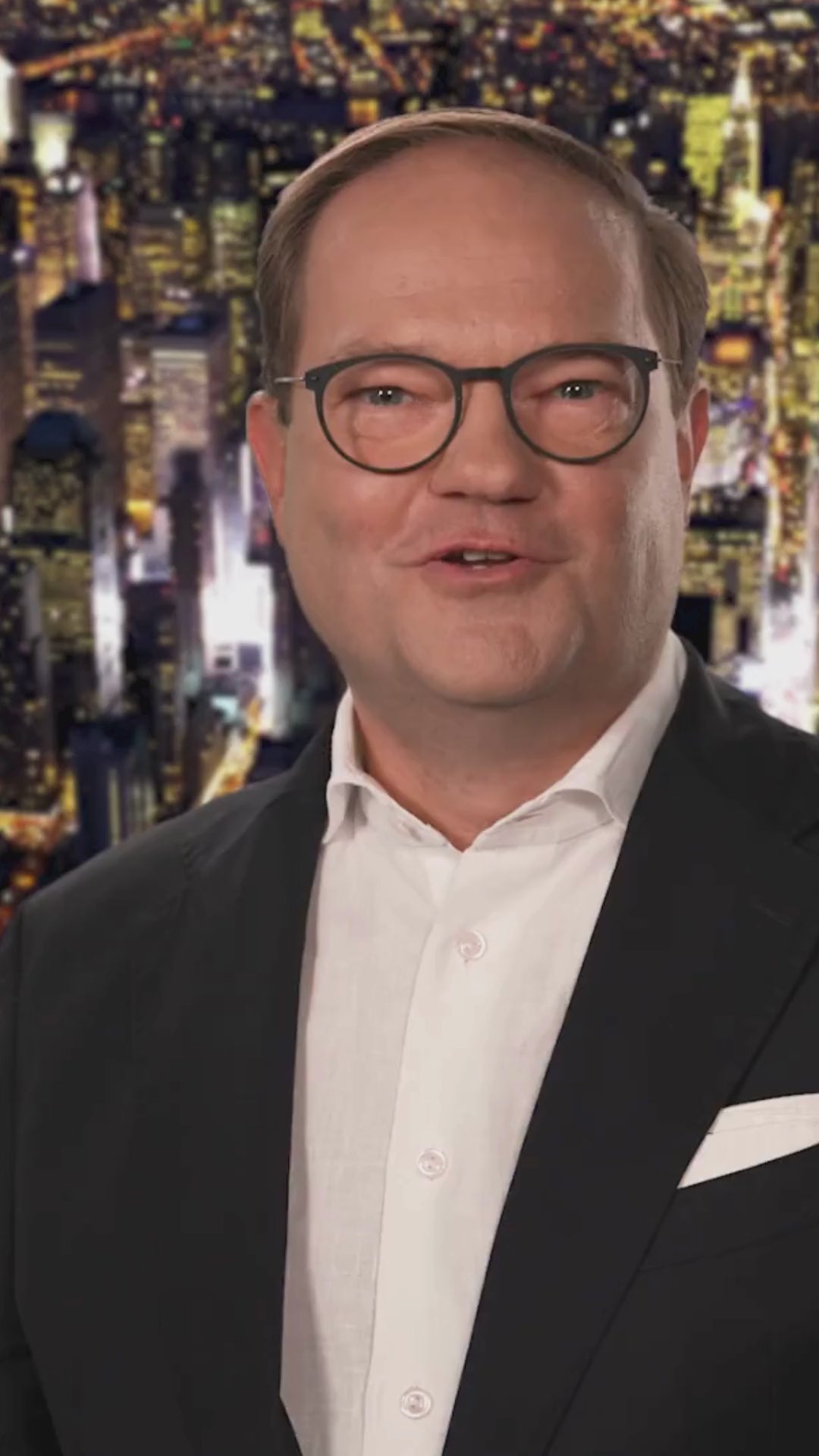 Das Video zeigt René Conradt: im Hintergrund die Lichter einer Großstadt bei Nacht;