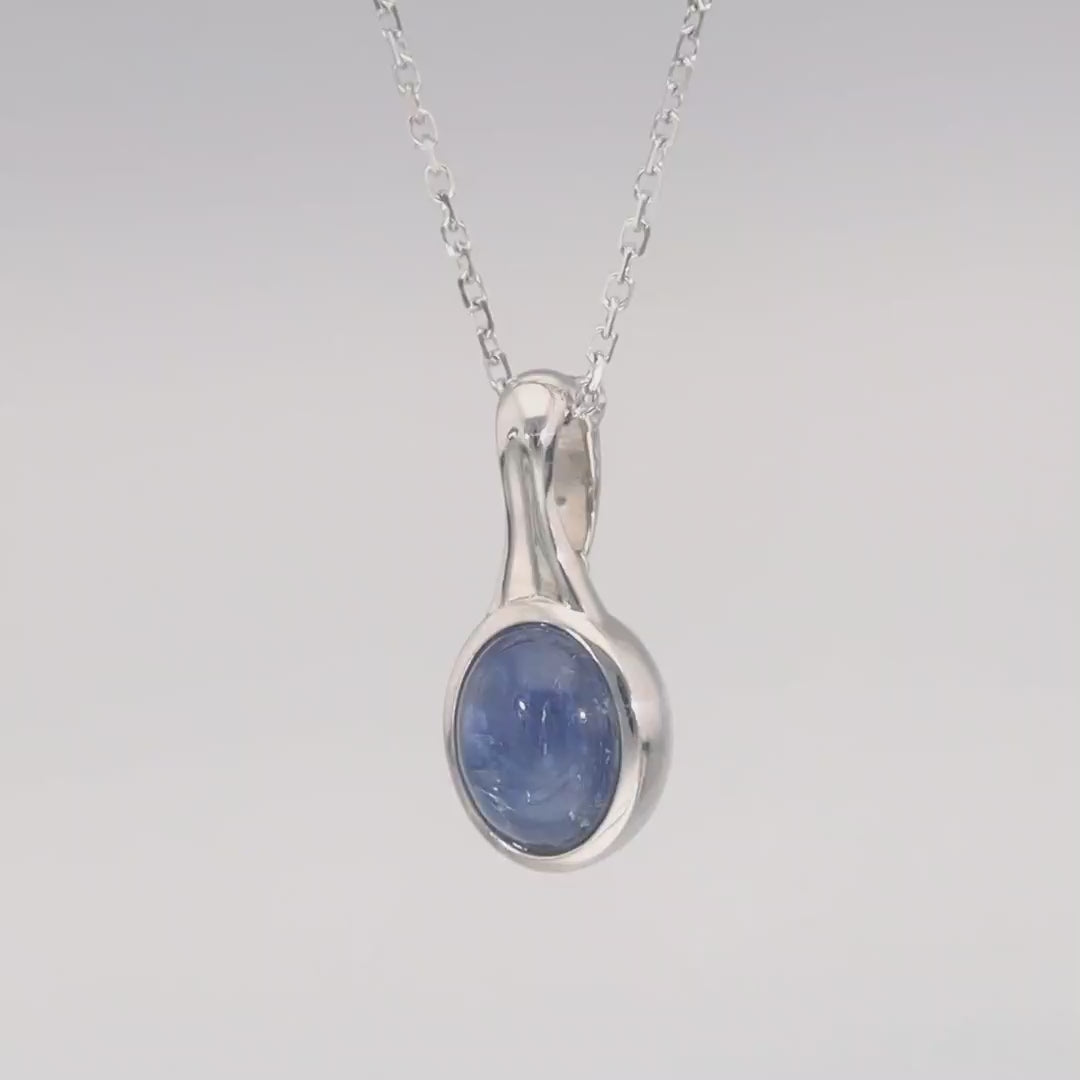 Das Video zeigt einen Silber-Anhänger mit einem in Silber gefassten, ovalen, blauen Stein an einer Gliederkette aus Silber;