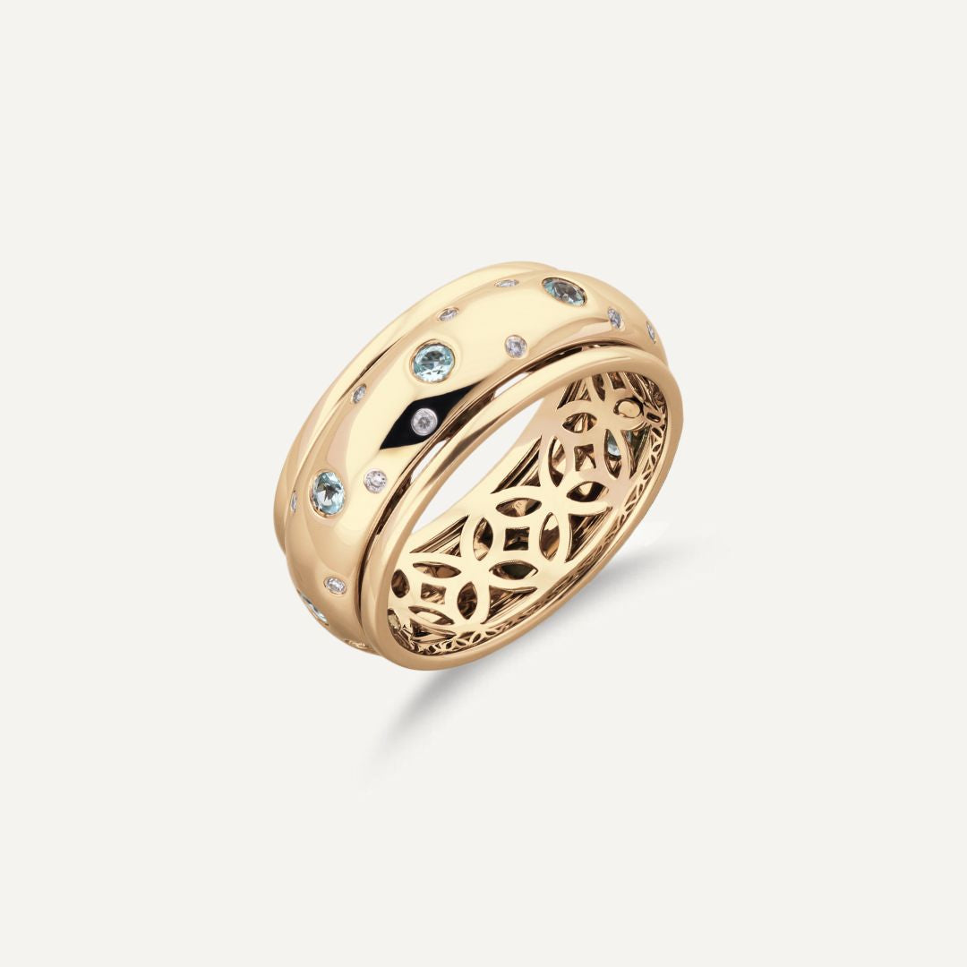 Breiter Band-Ring in Gelbgold mit kleinen vereinzelten Brillanten außen und größeren weißen Steinen in der Mitte; innen ist der Ring nicht glatt sondern offen mit runden Ornamenten;