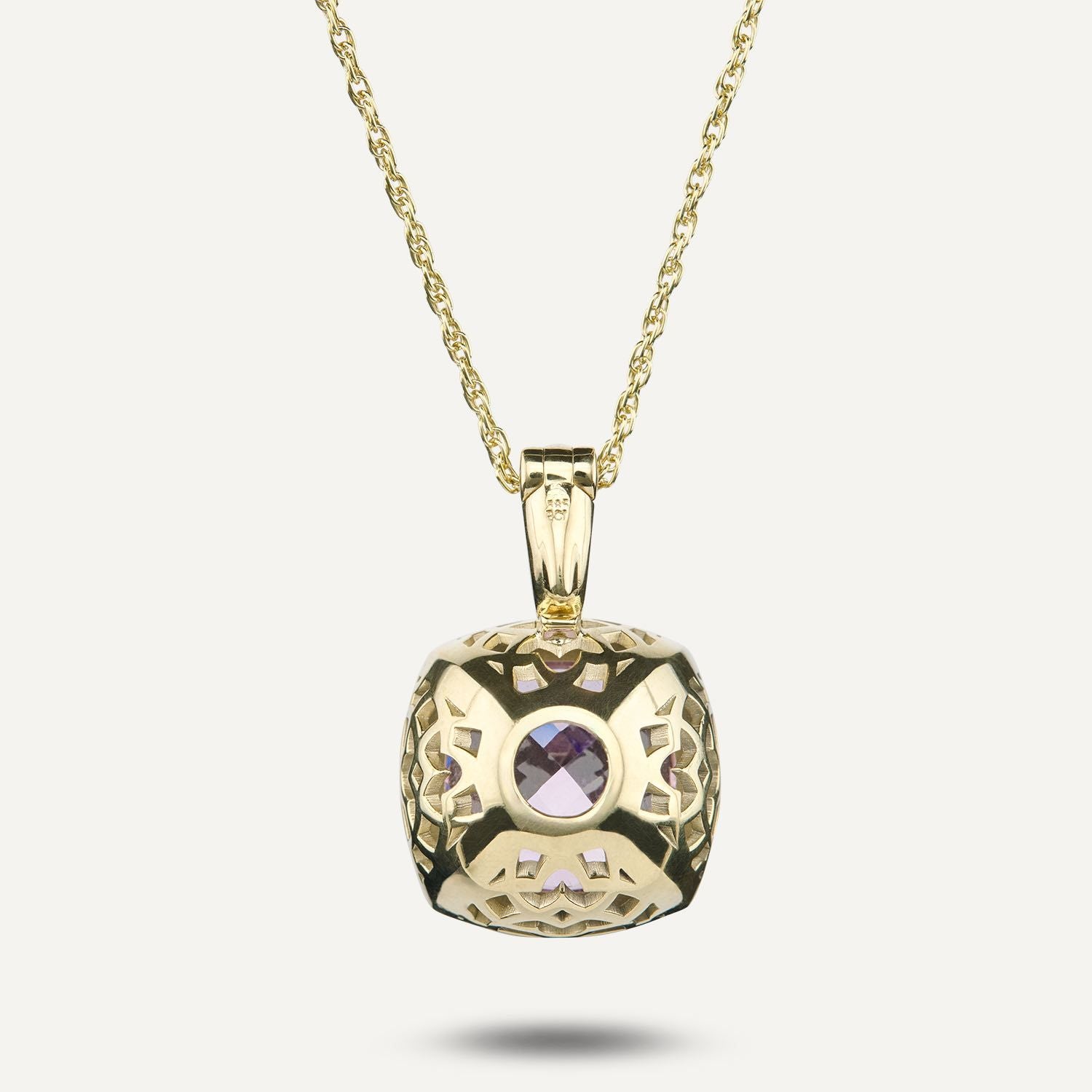 Rückansicht eines goldenen Clip-Anhängers an einer goldenen Kordelkette; der Stein ist auf der Rückseite golden ummantelt und teilweise sichtbar;