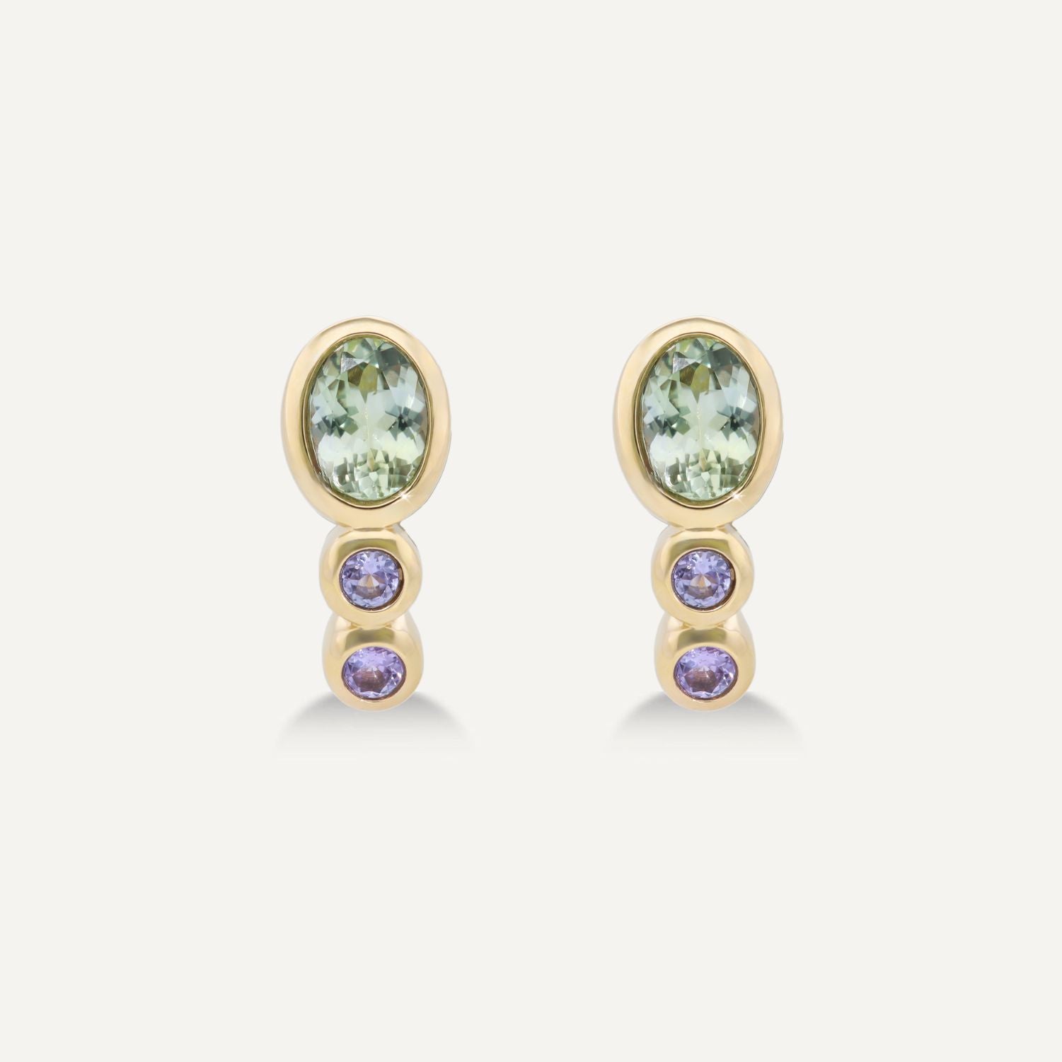 Ohrstecker in Gelbgold mit einem in Gelbgold gefassten größeren, ovalen grün-blauen Stein und darunter untereinander zwei blau-violette in Gelbgold gefasste, kleinere, runde Steine;