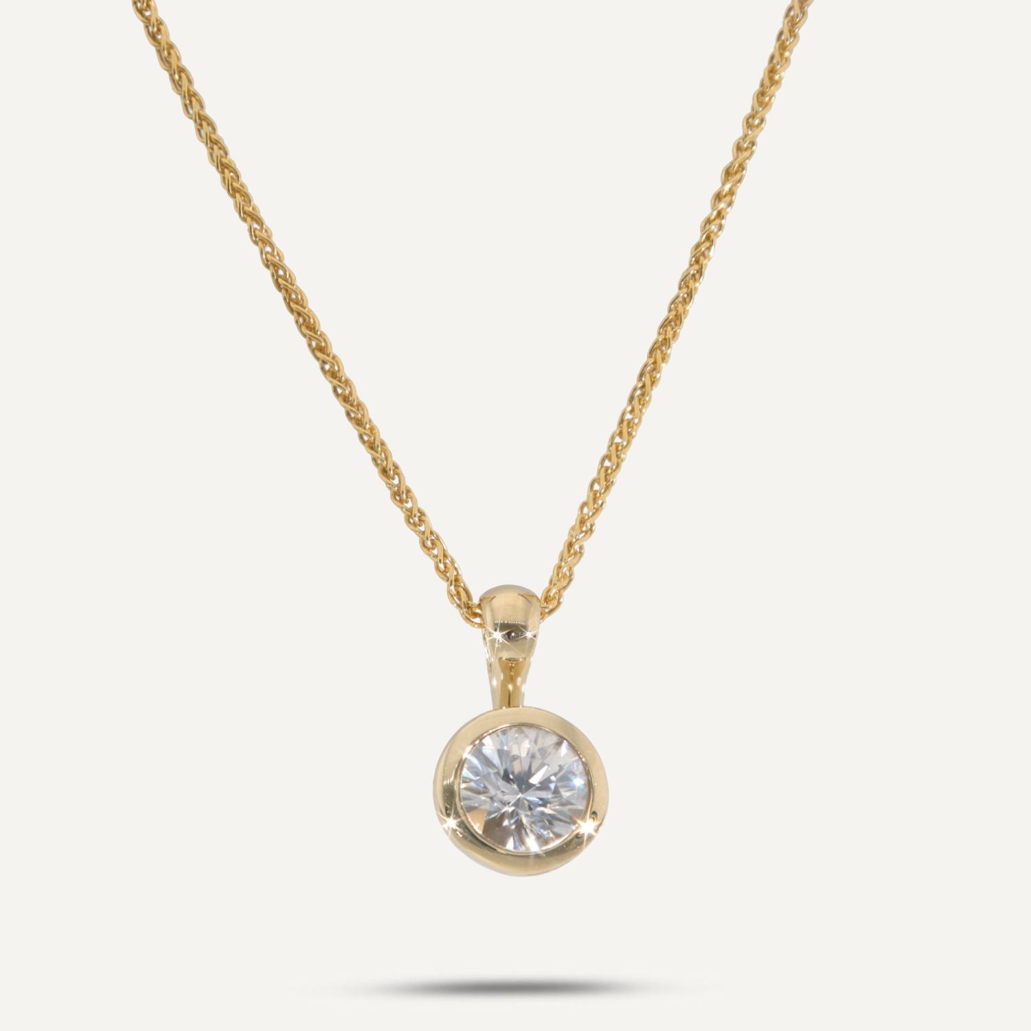 Anhänger:
EDELSTEIN: Zirkon
CARAT: ca. 1,71 ct
EDELMETALL: Gelbgold 375/000
MAßE: ca. 17 x 9,4 mm

