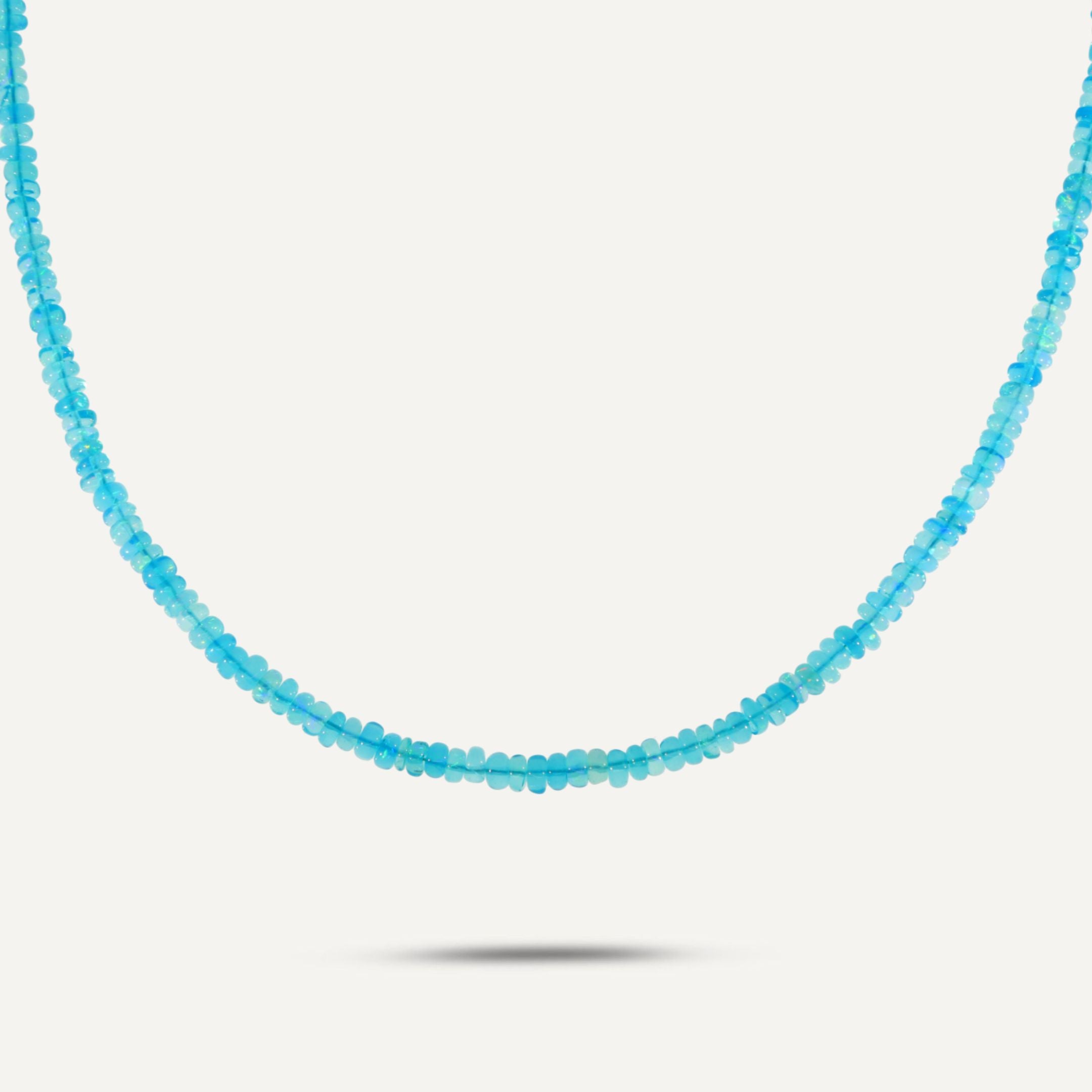 Collier aus direkt aneinander gereihten türkis/hellblau-farbenen Opalen;