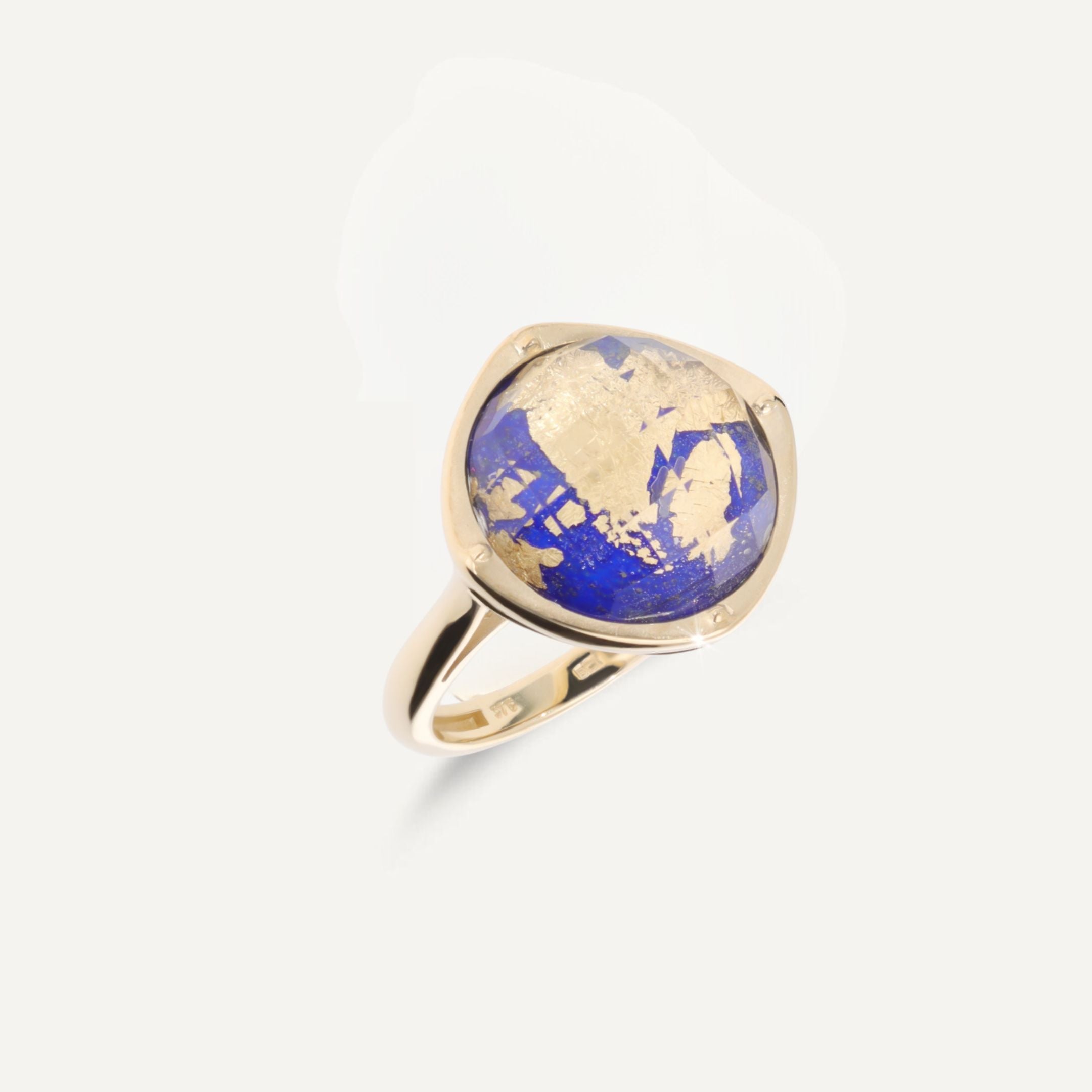 Ring in Gelbgold mit einem in Gelbgold gefassten, runden, blauen Stein mit Blattgold verziert;