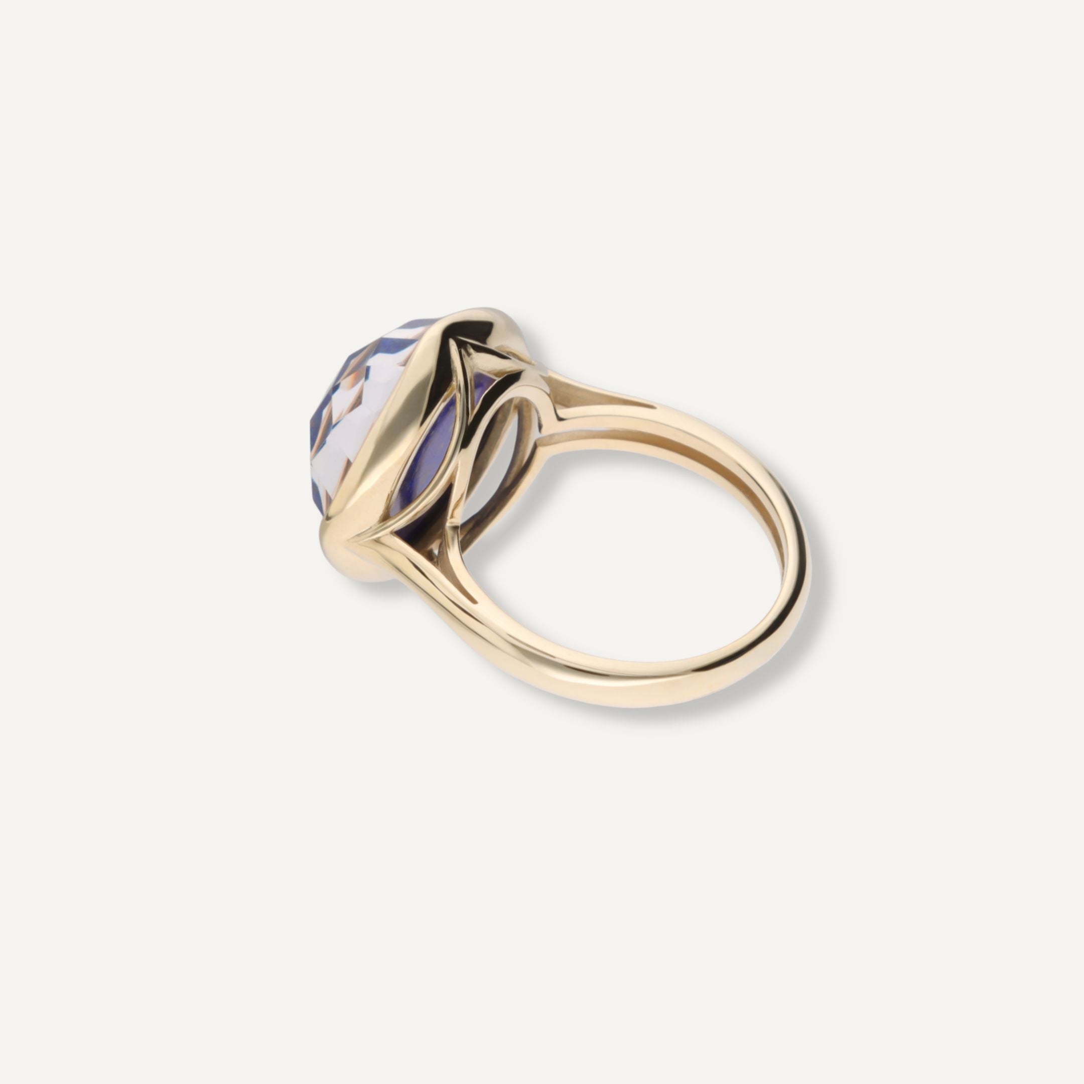 Rückansicht eines Rings in Gelbgold mit einem in Gelbgold gefassten, runden, blauen Stein mit Blattgold verziert; 